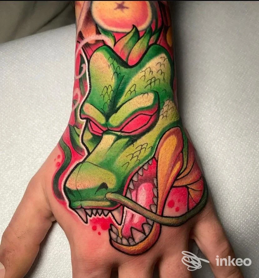 Tatuaggio colorato di testa di drago sul dorso della mano, foto di Blue Bamboo Tattoo Studio, Fabriano.