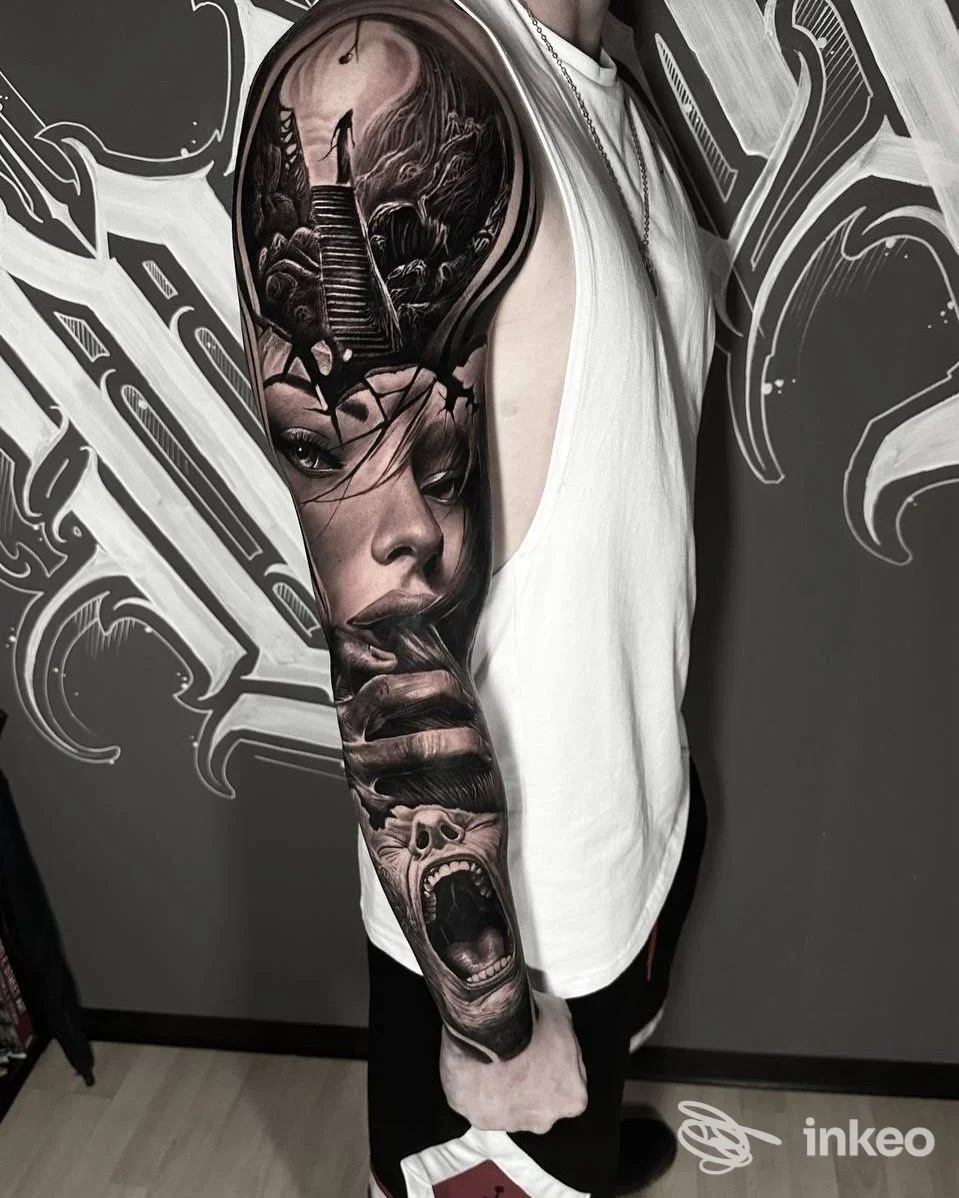 Tatuaggio a manica realistica in bianco e nero sul braccio destro, foto per 61121 Tattoo Studio, Pesaro.