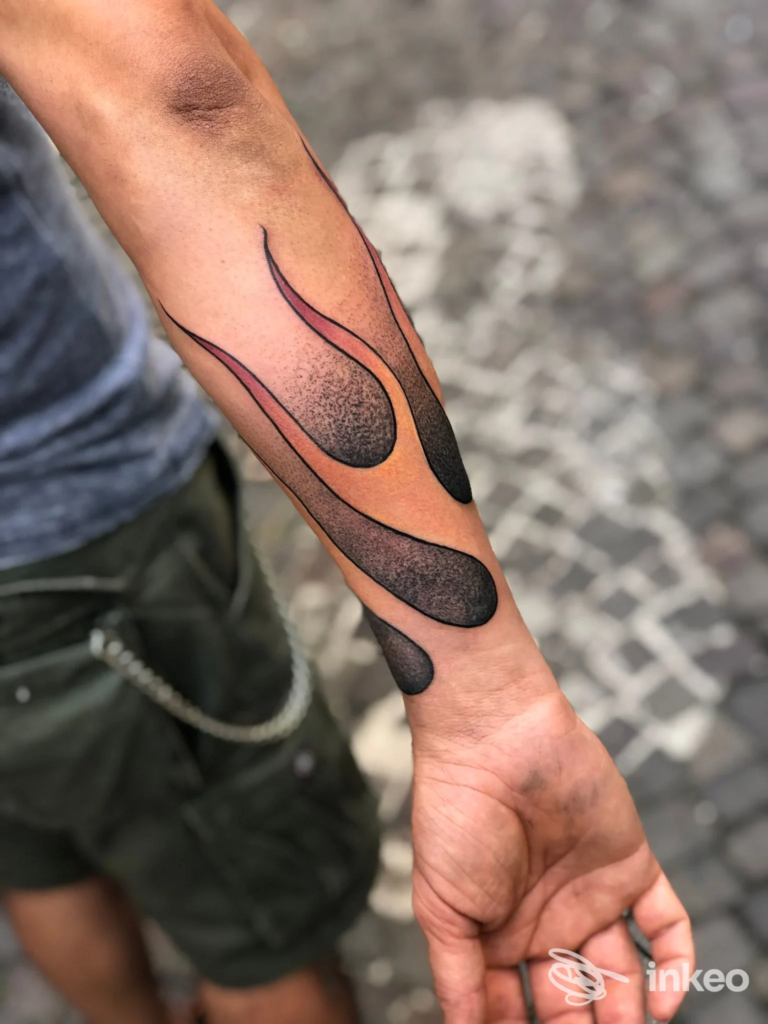 Tatuaggio grafico a inchiostro nero sulle0 avambraccio, foto da ARTE SUAVE TATTOO SHOP a Pesaro.