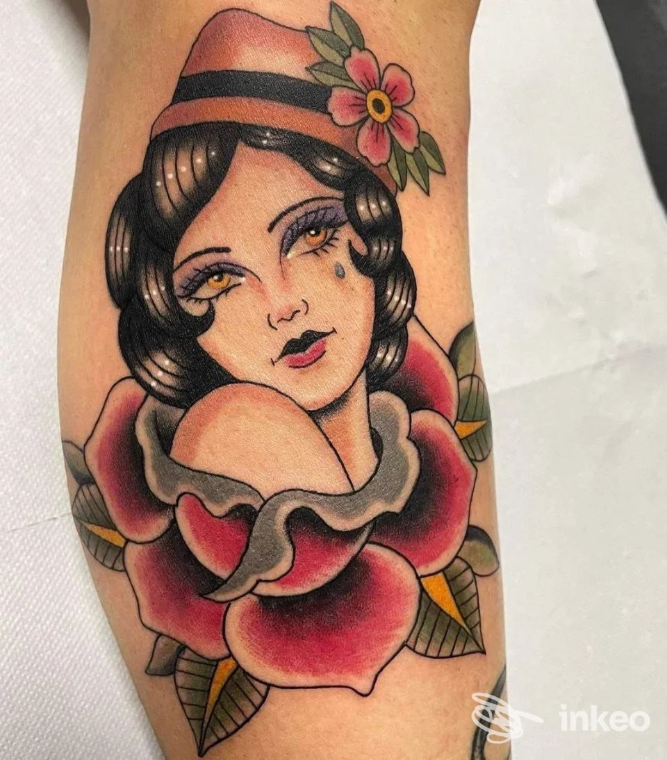 Tatuaggio colorato su avambraccio con donna in stile tradizionale e rosa, BLIND TIGER TATTOO, Pollenza Scalo.