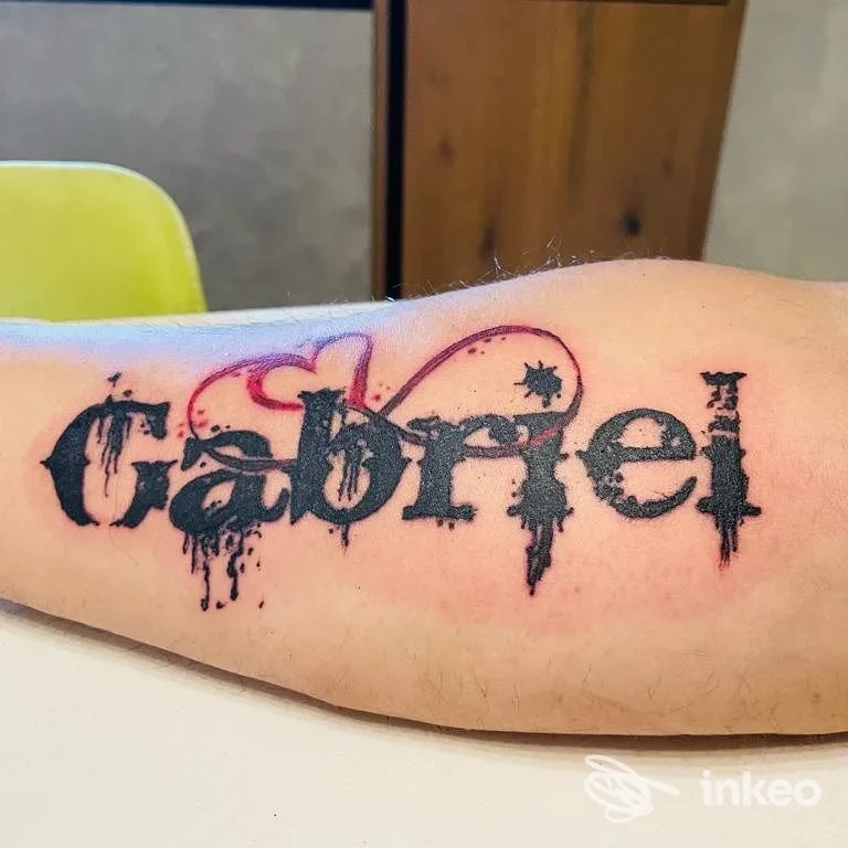 Tatuaggio 'Gabriel' in stile grunge con due cuori rosa sull'avambraccio, foto fornita da Big René Tattoo a Porto Sant'Elpidio.