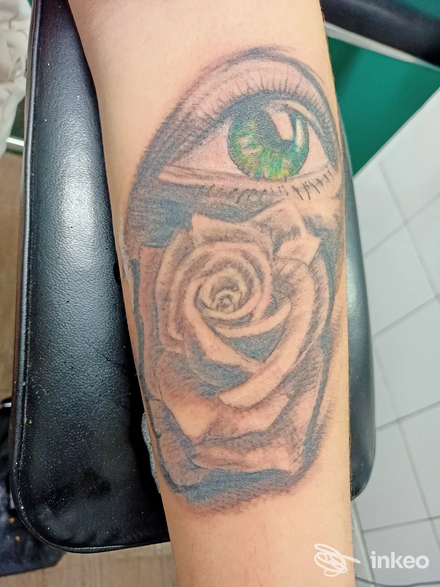 Tatuaggio su avambraccio con occhio verde e rosa in bianco/nero, Big René Tattoo, Porto Sant'Elpidio.