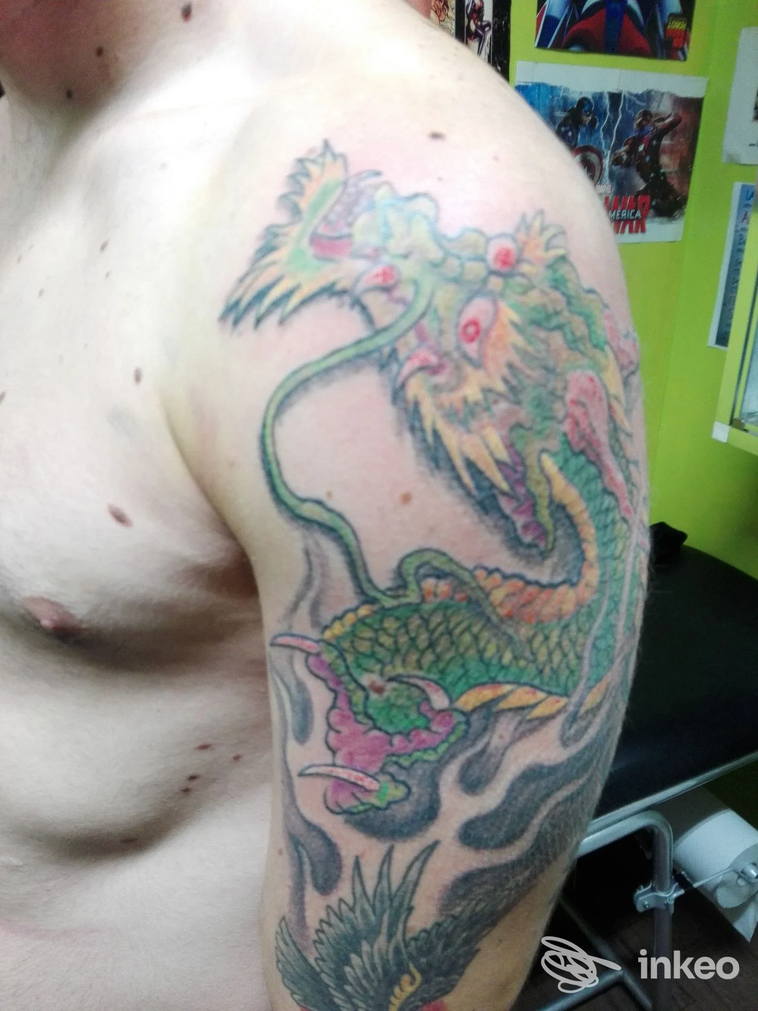 Tatuaggio a colori a forma di drago sulla spalla e parte superiore del braccio, Big René Tattoo, Porto Sant'Elpidio.