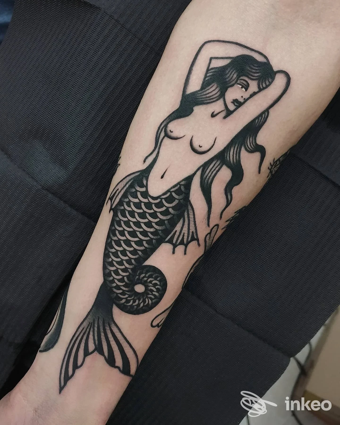 Avambraccio tatuato con una sirena in stile blackwork, foto fornita da Classic Tattoo, San Benedetto del Tronto.