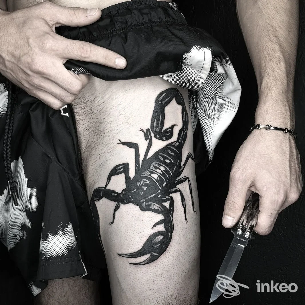 Tatuaggio a scorpione sulla coscia, foto fornita da Black Crow Tattoo, Pesaro.