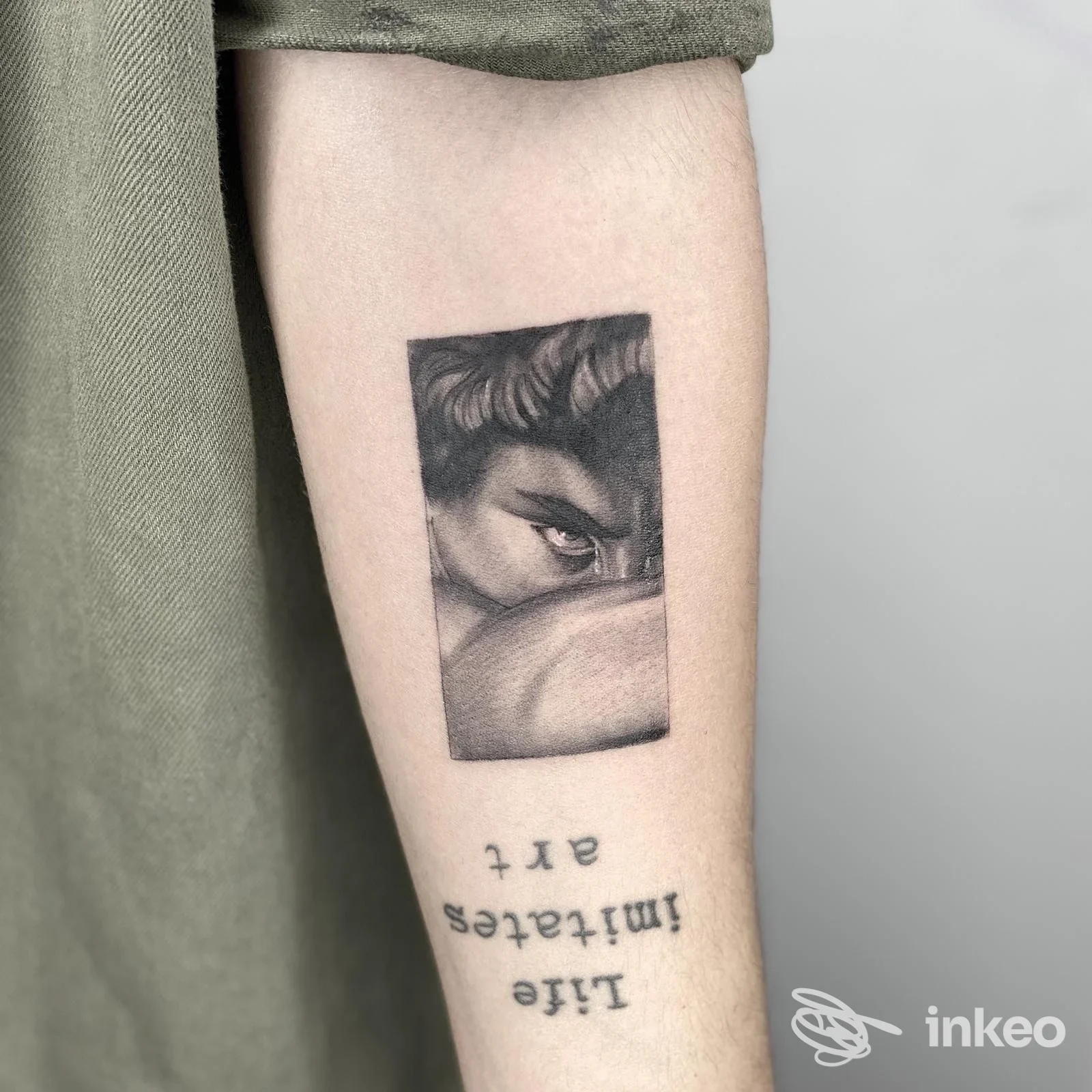 Tatuaggio realistico a rettangolo con sguardo in bianco e nero sull'avambraccio, Black Crow Tattoo, Pesaro.