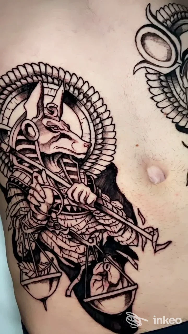 Tatuaggio black-and-grey sul fianco/torace vicino al capezzolo, Bloom tattoo studio a Porto Sant'Elpidio.