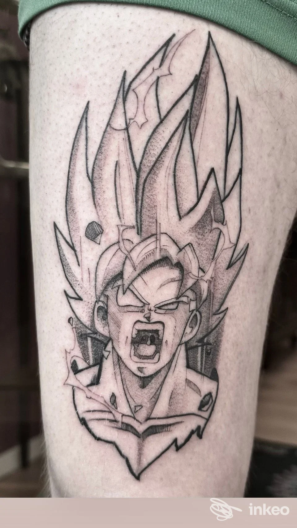 Tatuaggio in bianco e nero raffigurante un personaggio stilizzato su coscia; immagine fornita da Crazy Horse Tattoo Studio, Falconara Marittima.