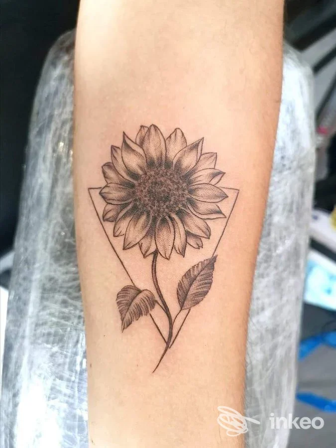 Tatuaggio girasole in linework/pointillism sull'avambraccio, D.A.D Tattoo Di Simoncini Sonia, Marotta.