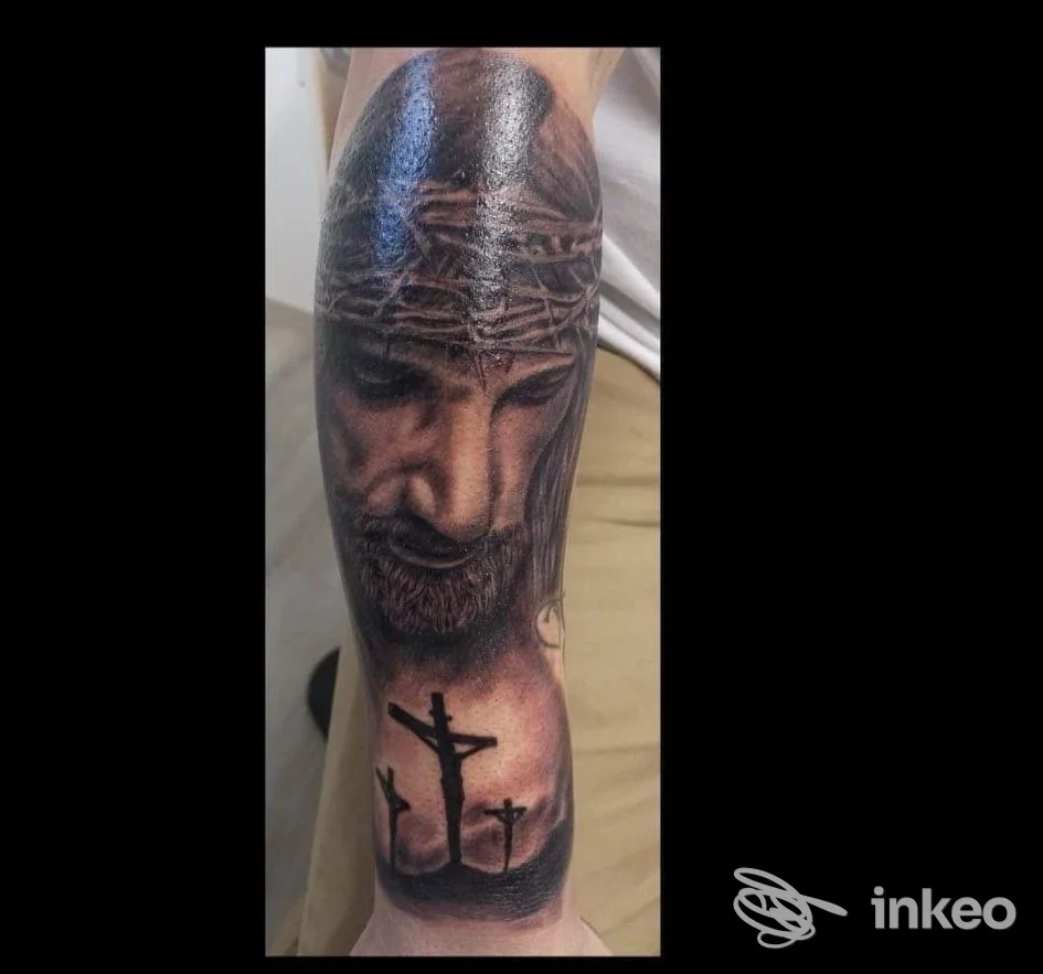 Tatuaggio realistico sul avambraccio raffigurante il volto di Cristo e tre croci, D.A.D Tattoo Di Simoncini Sonia, Marotta.