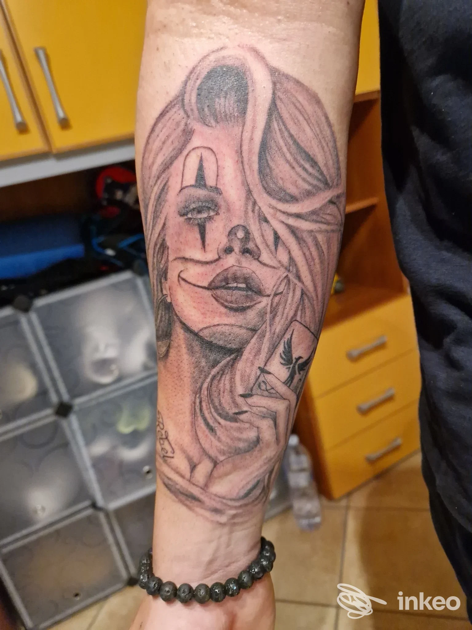 Tatuaggio in bianco e nero su avambraccio raffigurante un volto femminile, foto inviata per D.A.D Tattoo Di Simoncini Sonia, Marotta.