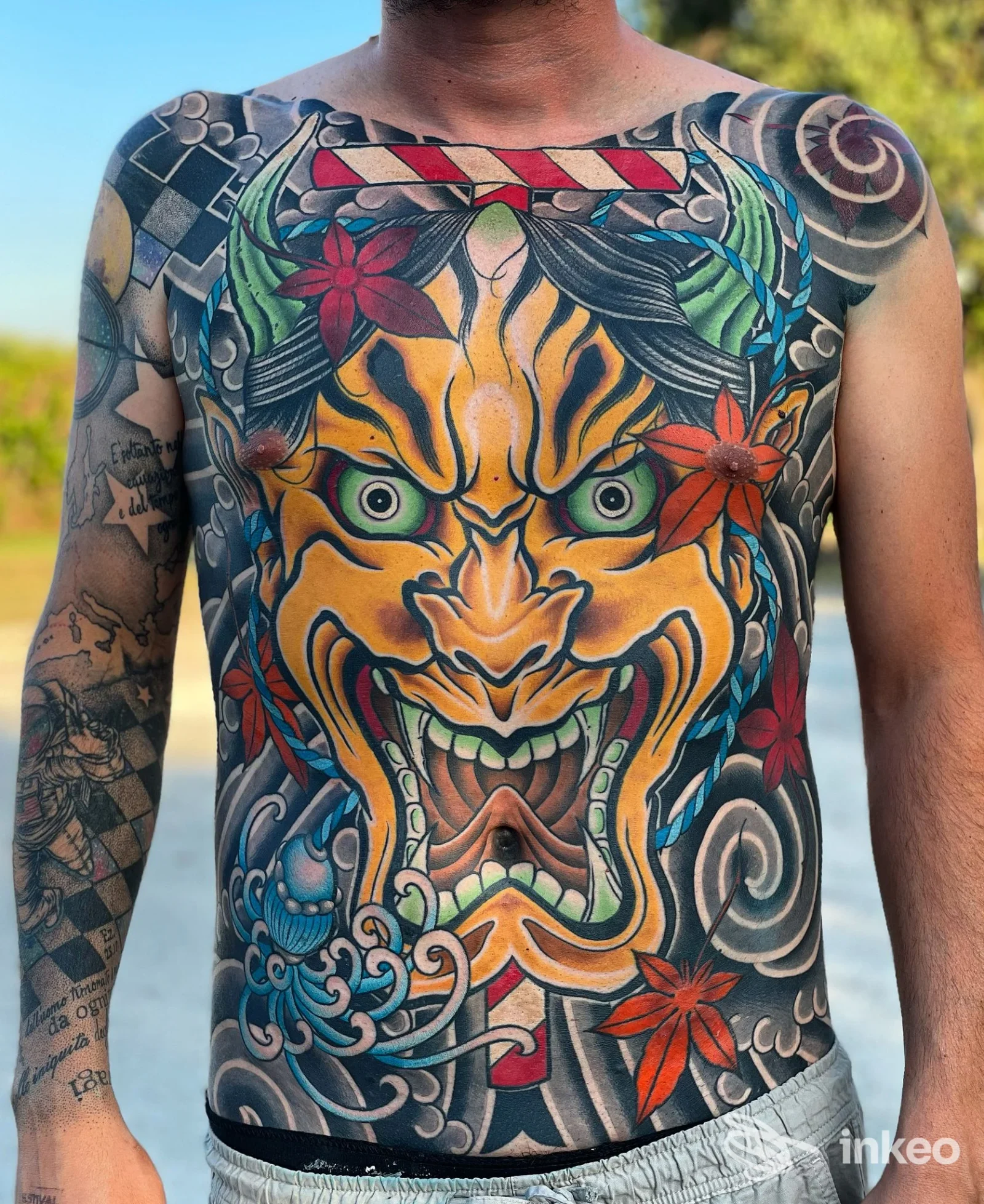 Ampio tatuaggio toracico e addominale su soggetto maschile, opera condivisa da Daniel San Tattoo a Serra de' Conti.