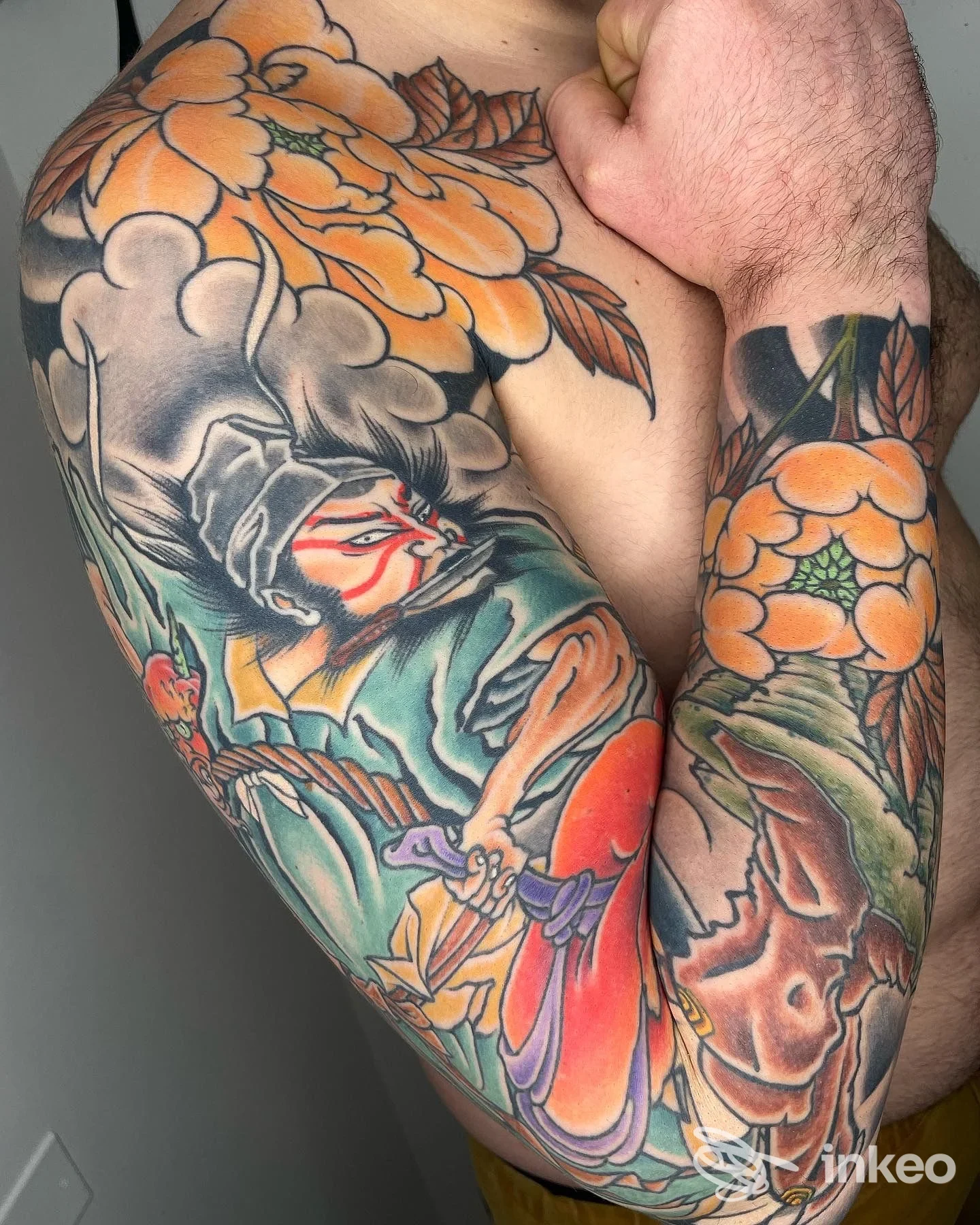 Manica tatuata colorata su braccio destro e spalla, lavoro di Daniel San Tattoo a Serra de' Conti.
