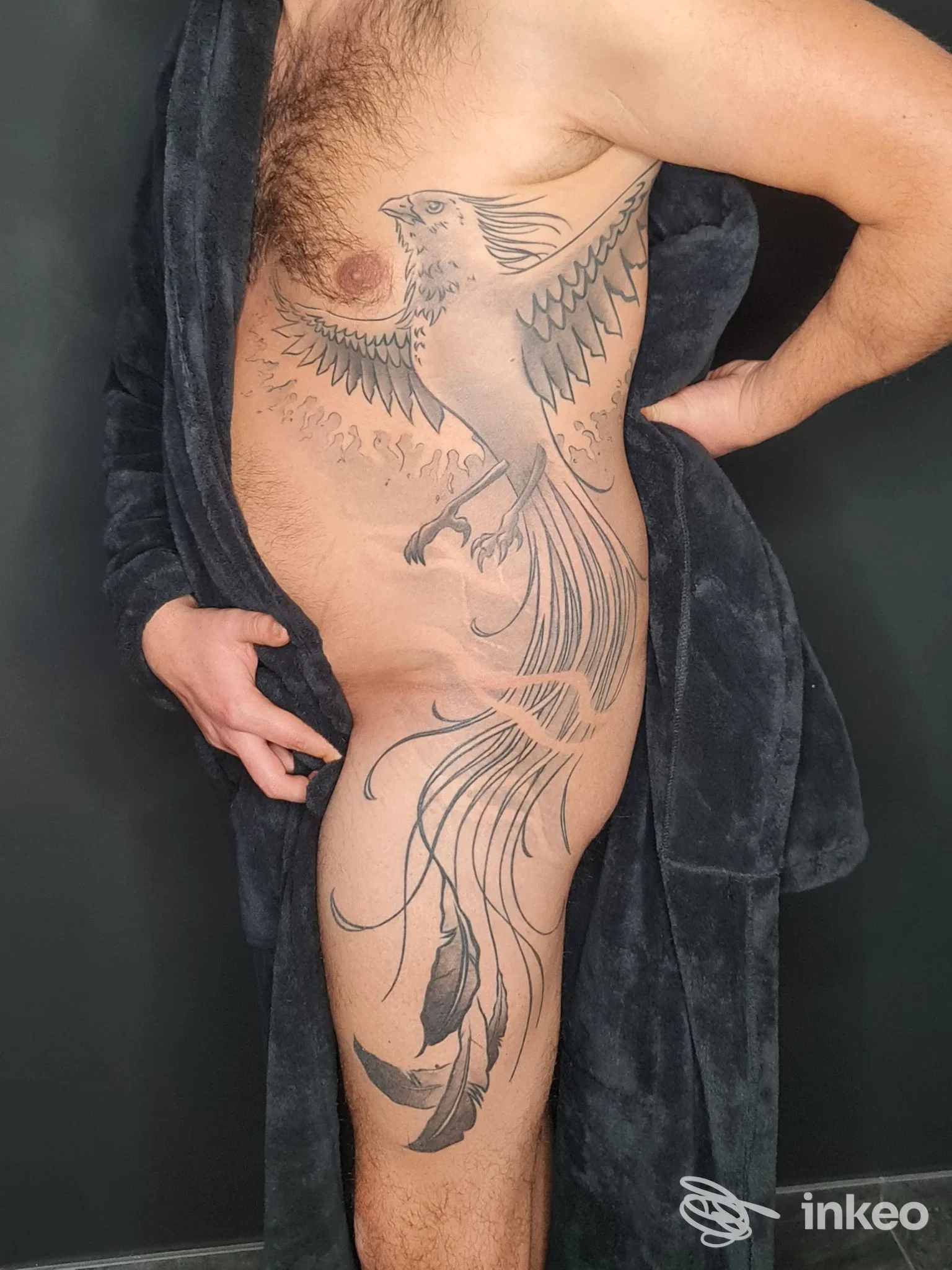 Grande tatuaggio black&grey a forma di uccello sul fianco e alta coscia, foto inviata per DIABOLINK tattoo&piercing a Petritoli.