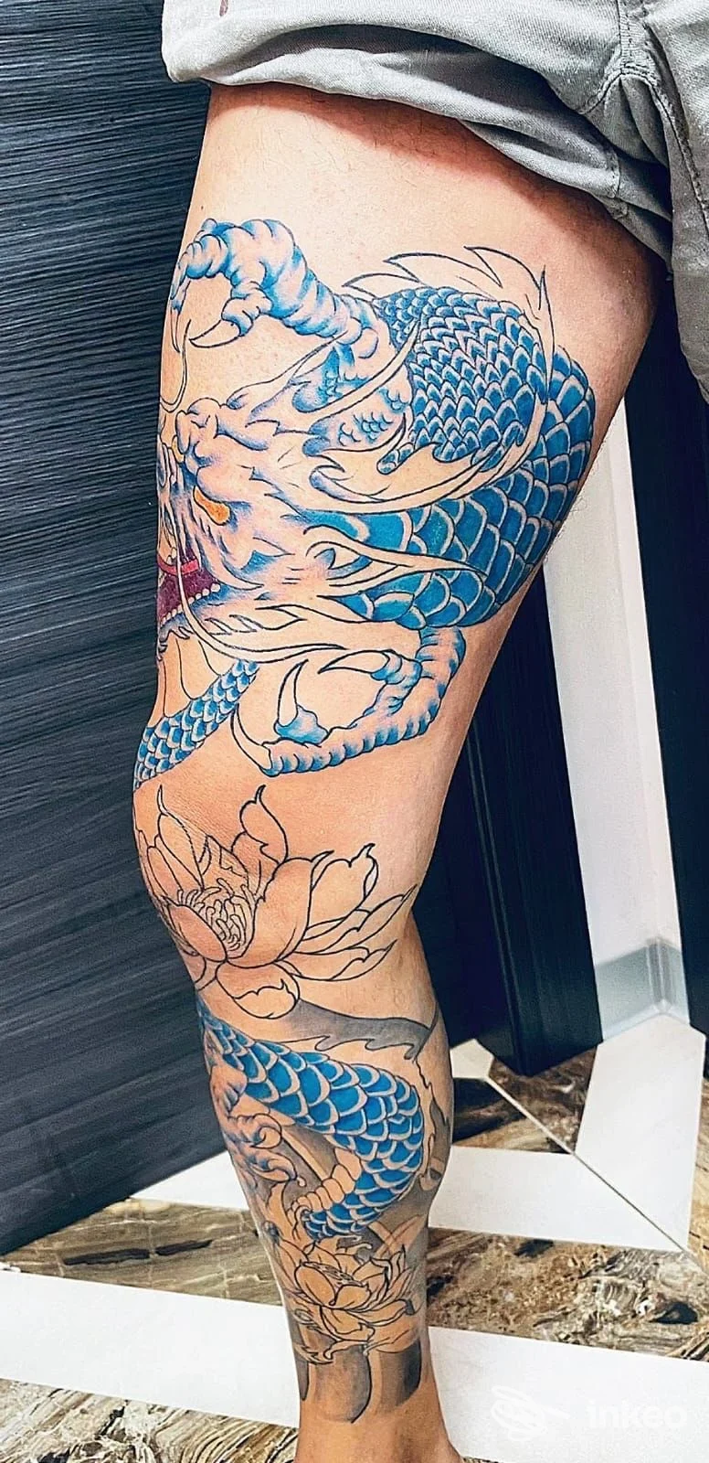 Gamba con grande tatuaggio blu su coscia e polpaccio, foto di lavoro realizzata da DanyArt Tattoo, Esanatoglia.
