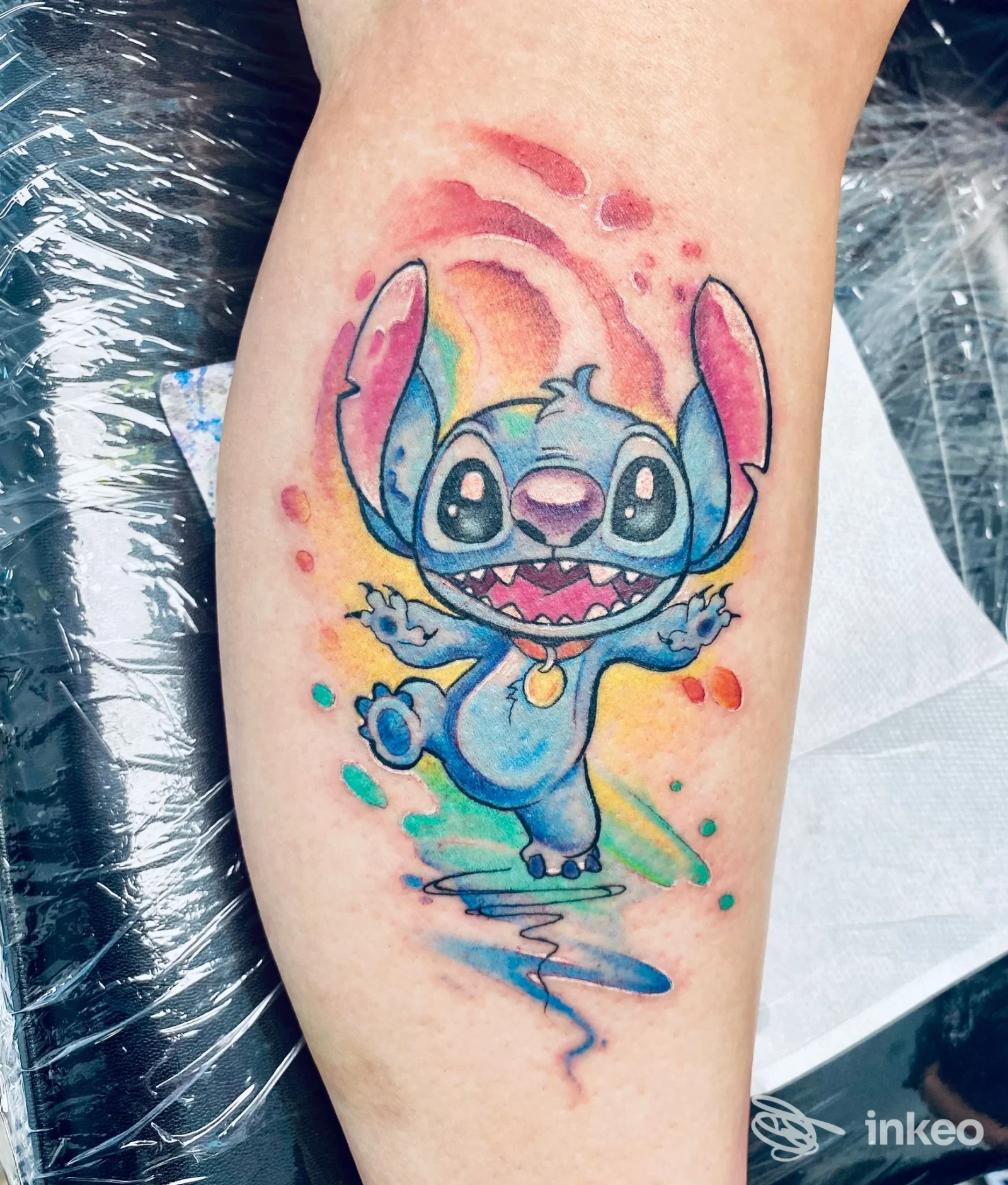 Tatuaggio colorato su avambraccio raffigurante Stitch in stile cartoon, lavoro eseguito da DanyArt Tattoo di Danilo Todini a Esanatoglia.