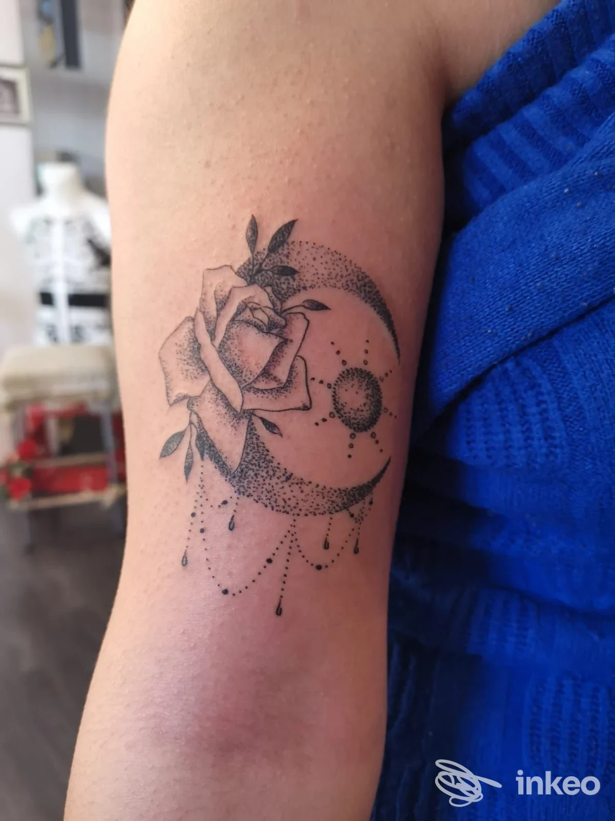 Tatuaggio blackwork dotwork di una rosa e mezzaluna con pendenti sul braccio, foto fornita da Dayaks Tattoo, Pesaro.