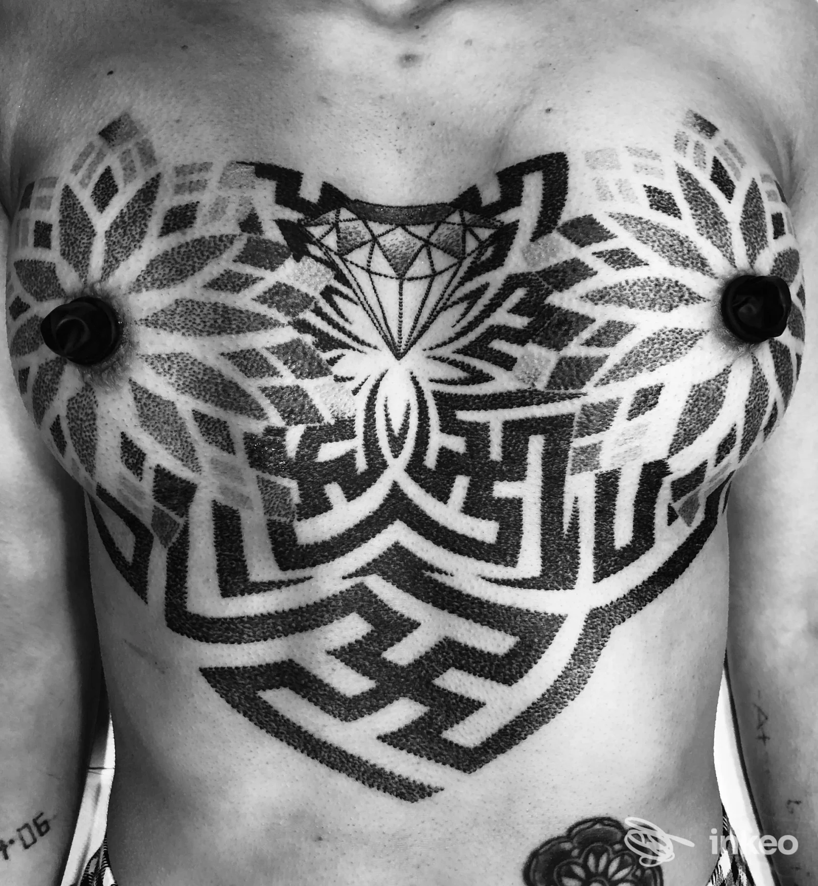Ampio tatuaggio blackwork a puntinato su torace e addome superiore, foto fornita da Charro’s Tattoo Art Club, Porto Potenza Picena.