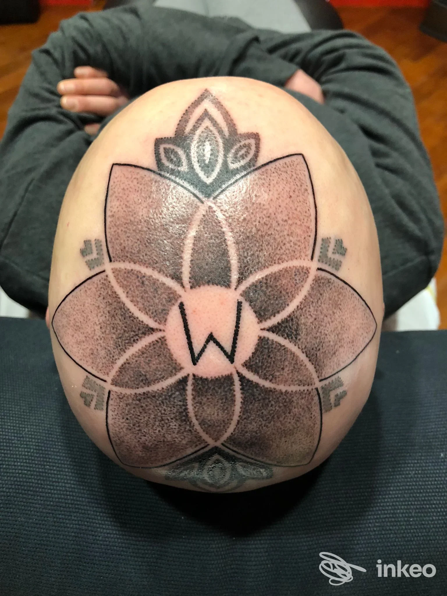 Tatuaggio geometrico/mandala sul cuoio capelluto, foto dallo studio Charro’s Tattoo Art Club a Porto Potenza Picena.