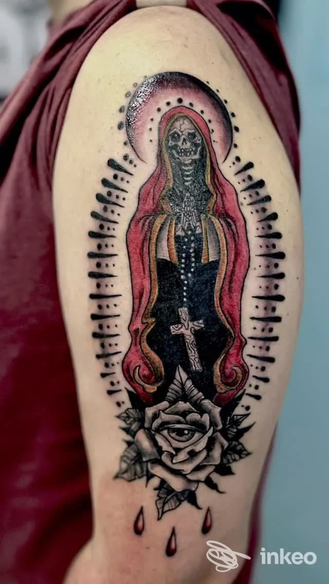 Tatuaggio grande sul braccio superiore: figura scheletrica incappucciata con cornice di punti e rosa, Deeper Think Tattoo, Urbino.