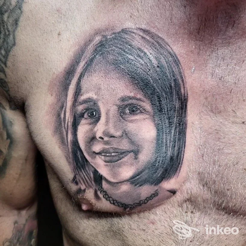 Ritratto realistico tatuato sul petto, immagine inviata dallo studio Doctor D StyleTattoo Wellness di Jesi.