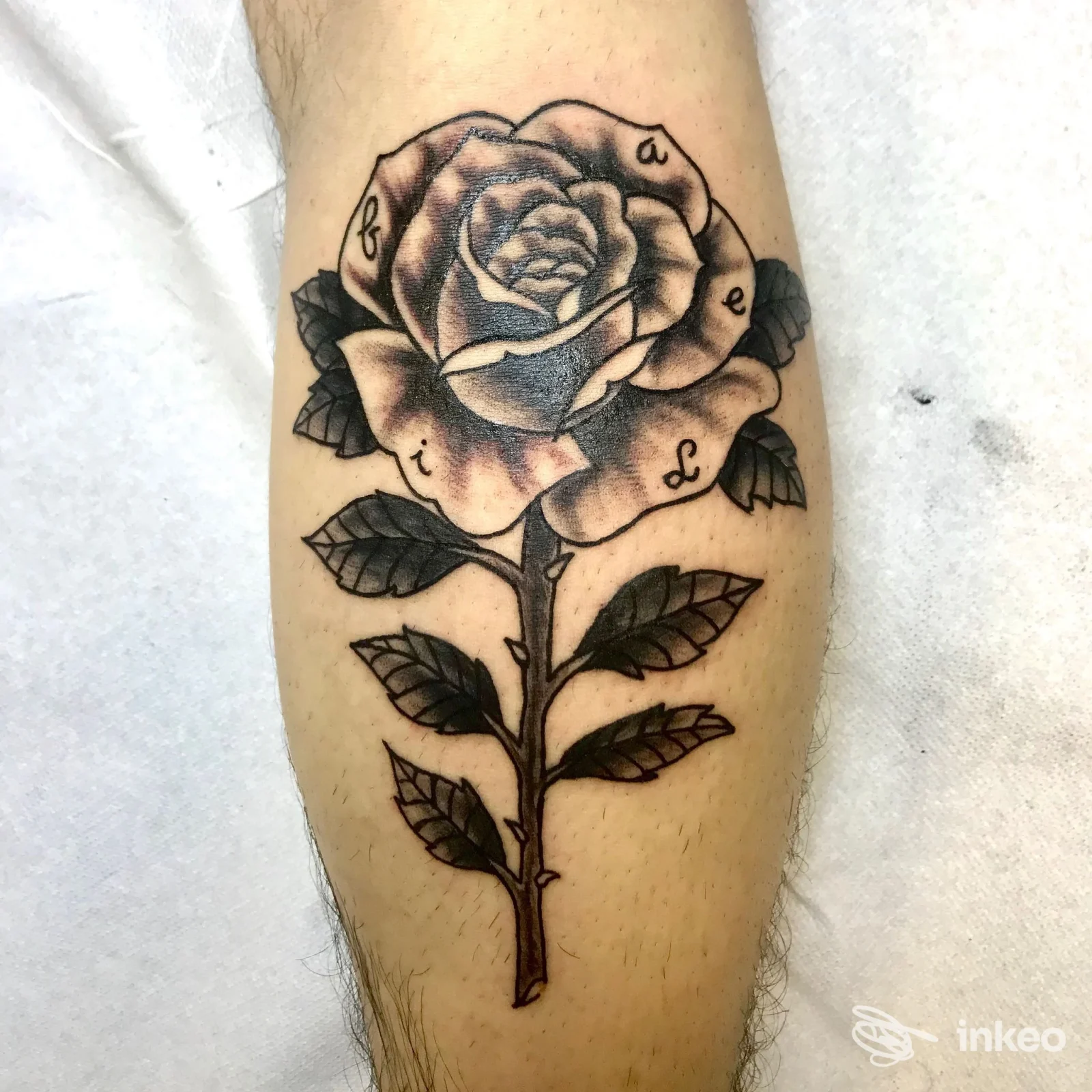 Tatuaggio a rosa in bianco e nero sul polpaccio, fotografia per Doodle Tattoo Studio a Borgo Massano.
