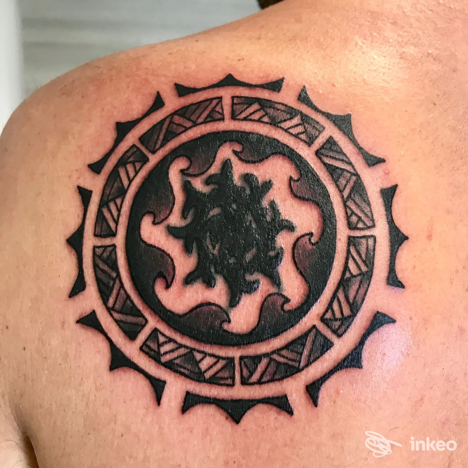 Tatuaggio circolare nero ornamentale sulla spalla, foto del lavoro di Doodle Tattoo Studio a Borgo Massano.