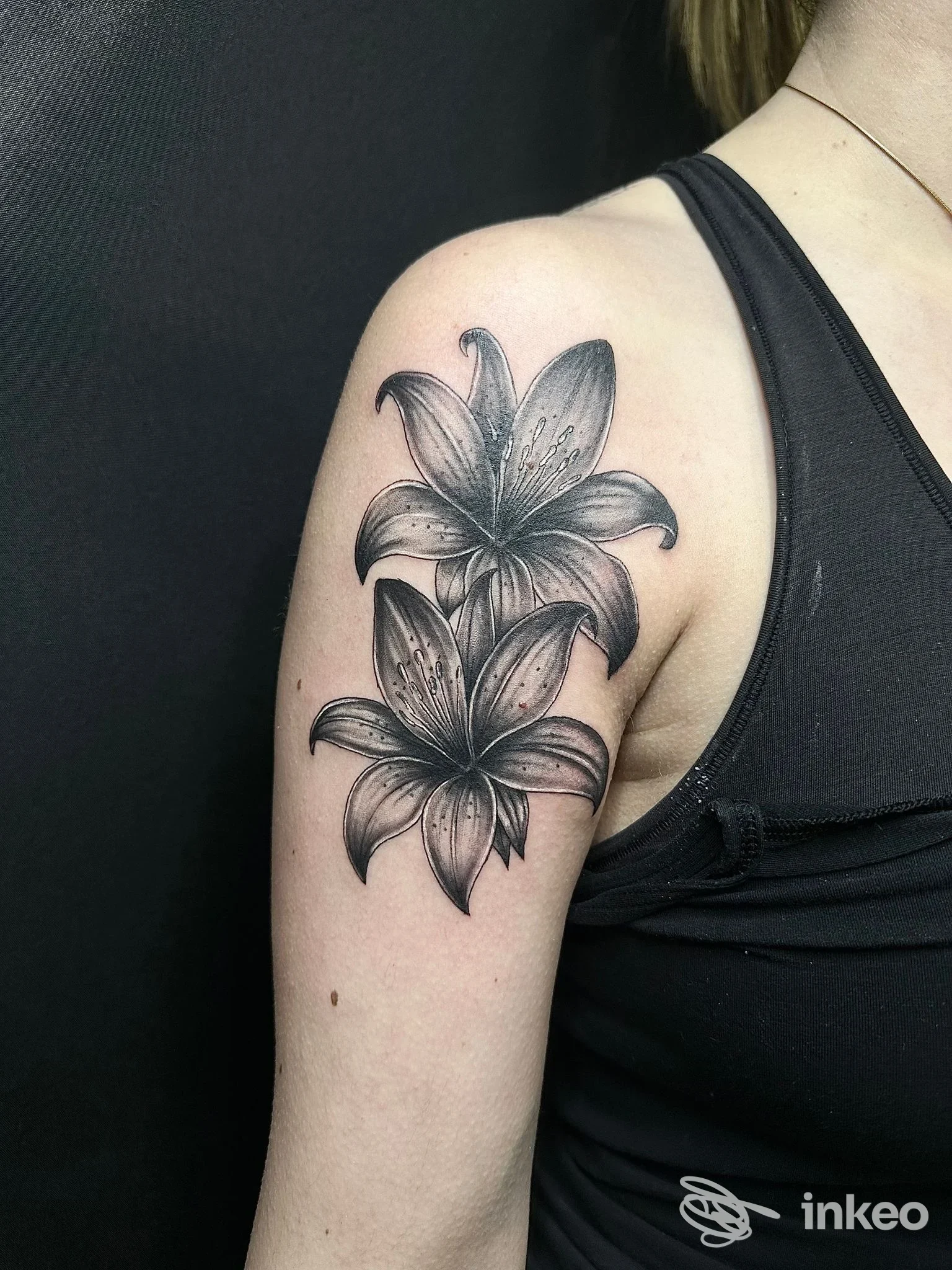 Due gigli in bianco e nero tatuati sul braccio superiore, foto inviata da Fabio Tattoo Studio, Civitanova Marche.