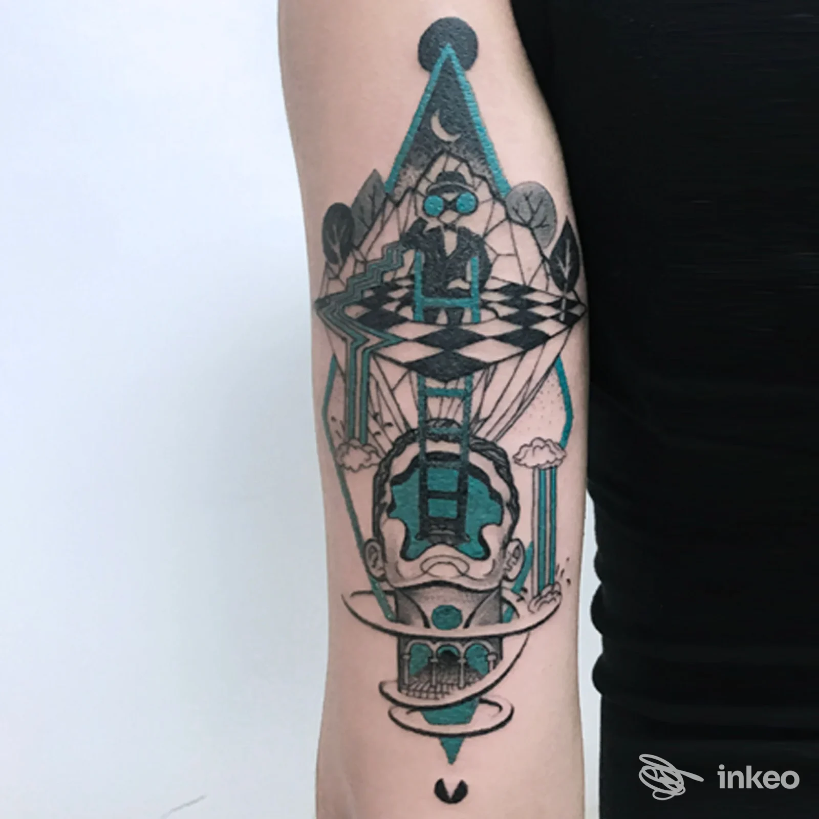 Tatuaggio geometrico-figurativo sull'avambraccio, opera di Gimez Ink Tattoo a Porto Sant'Elpidio.