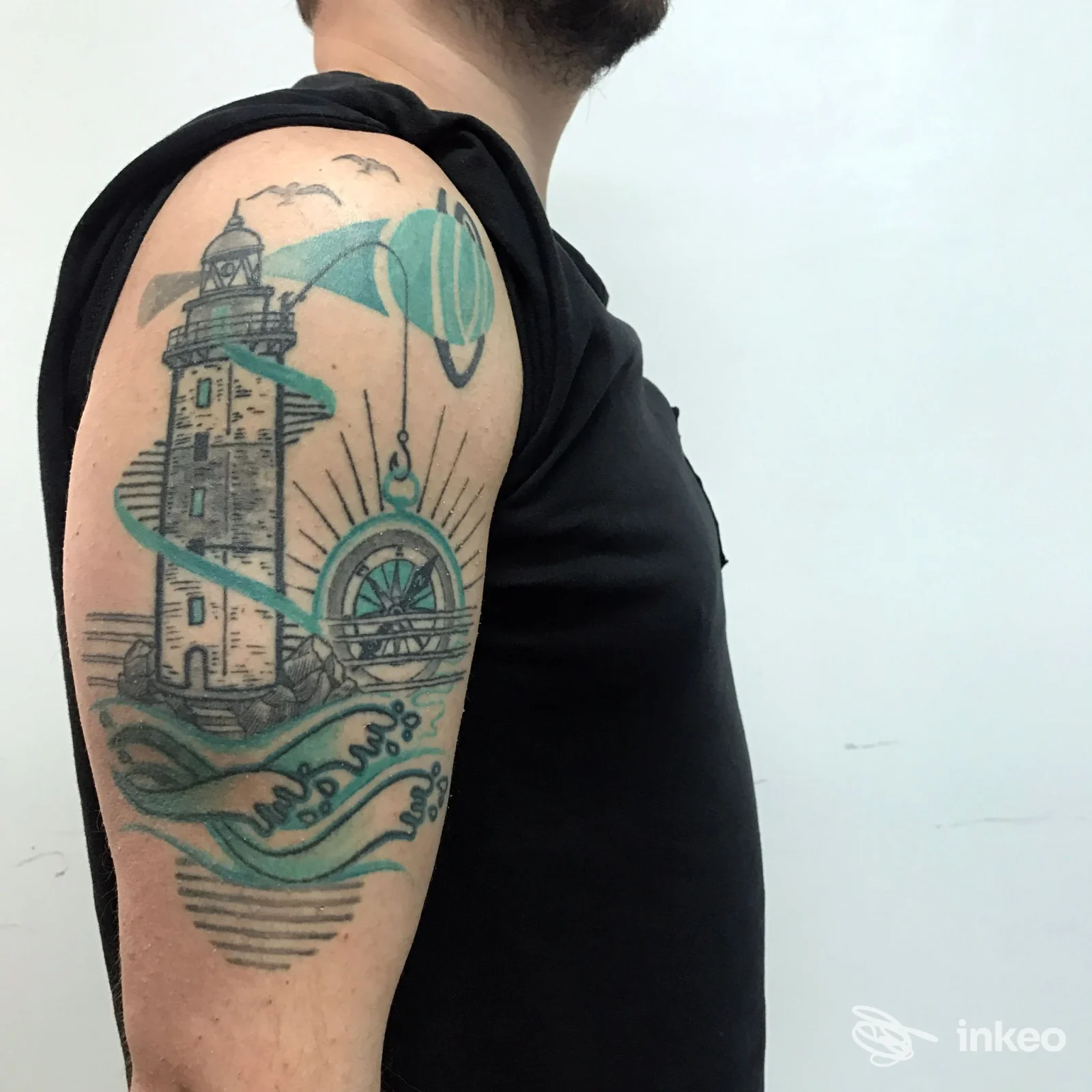 Tatuaggio stile marino con faro e onde sul braccio superiore, Gimez Ink Tattoo, Porto Sant'Elpidio.