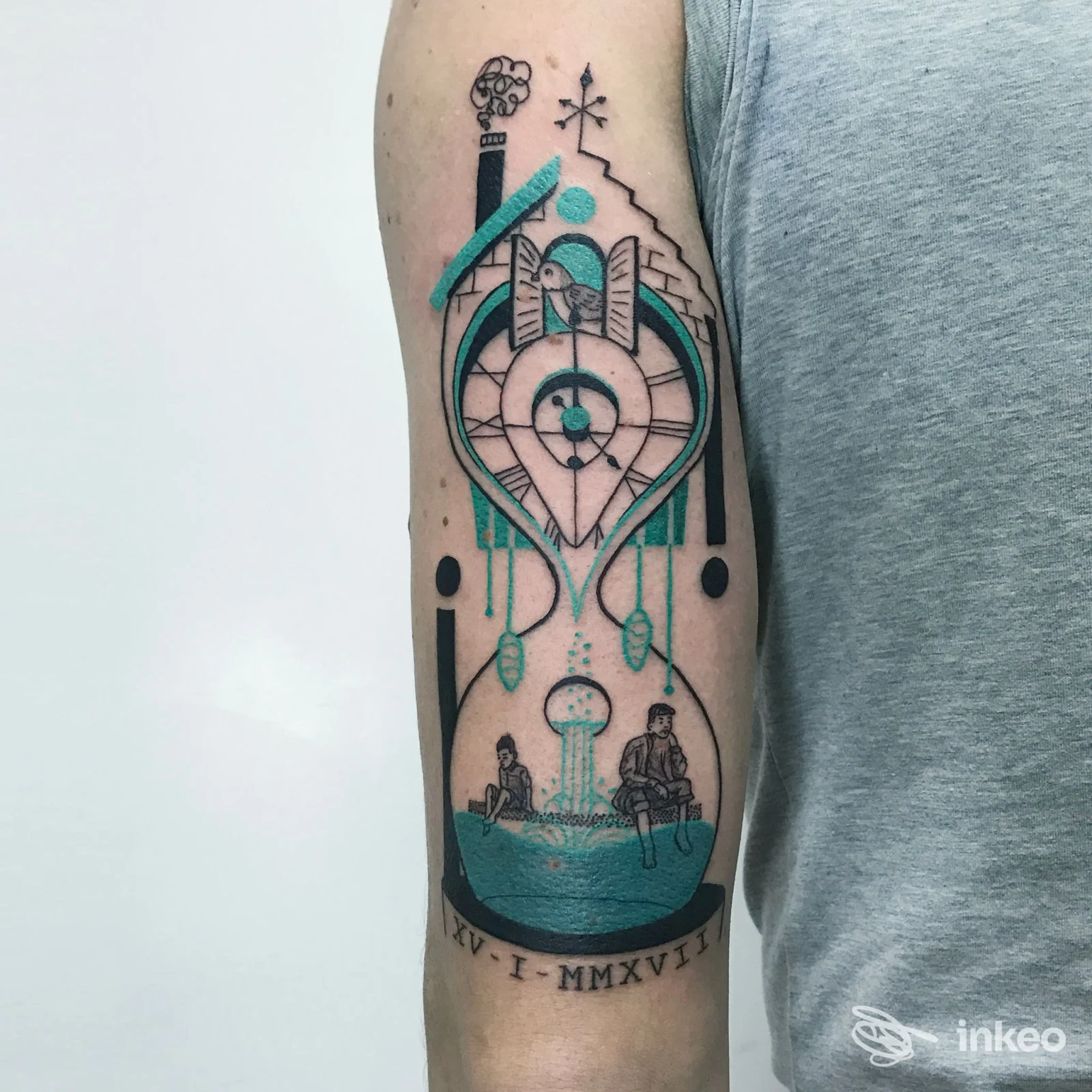 Tattoo geometrico e figurativo sull'avambraccio, nero e turchese, realizzato da Gimez Ink Tattoo a Porto Sant'Elpidio.
