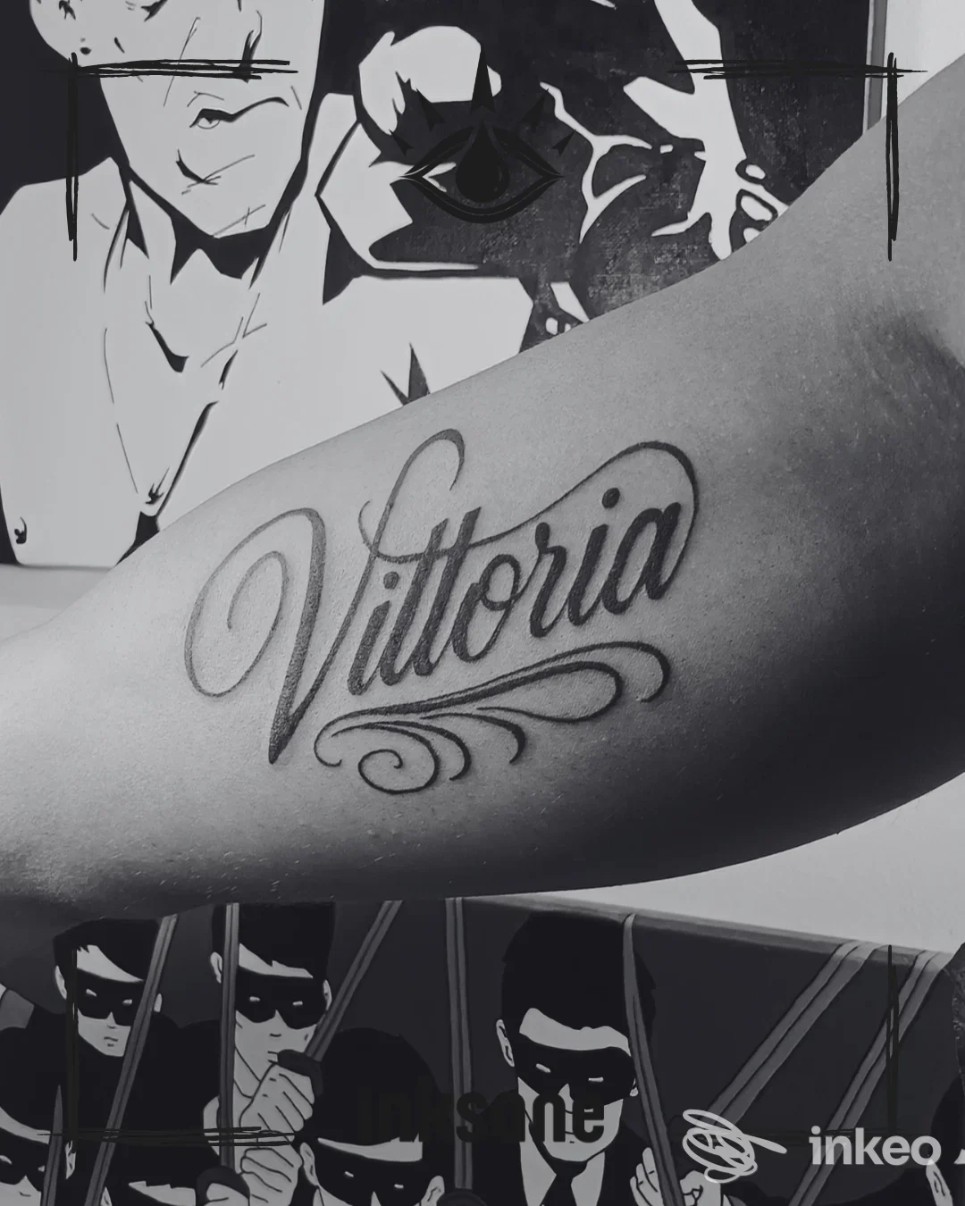 Tatuaggio calligrafico "Vittoria" sull'avambraccio interno, foto dallo studio InKsane Tattoo a Fabriano.