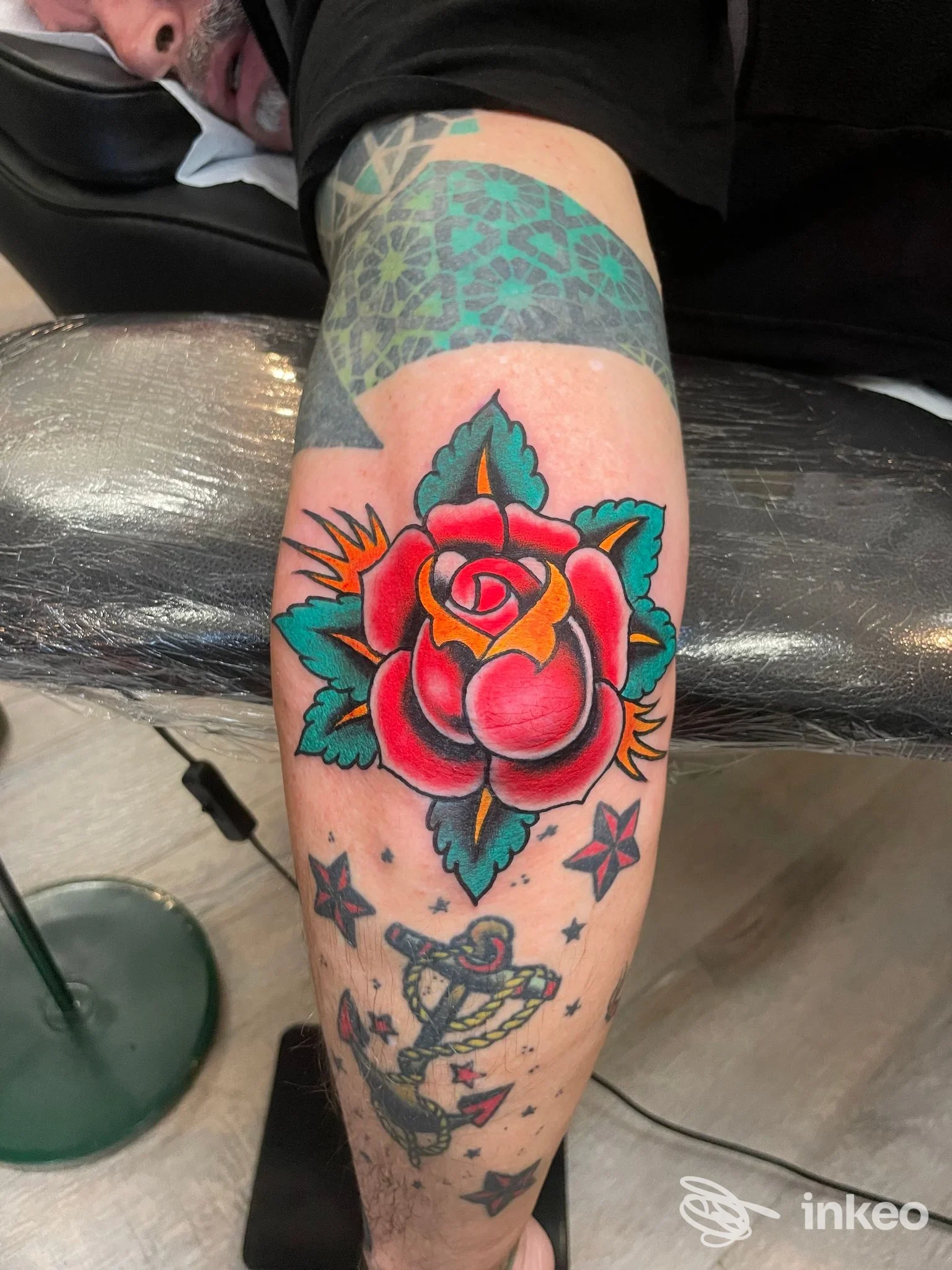 Foto dell'avambraccio con un grande tatuaggio tradizionale a rosa, colori vividi e dettagli nitidi, realizzato presso Homeward Tattoo a Jesi.