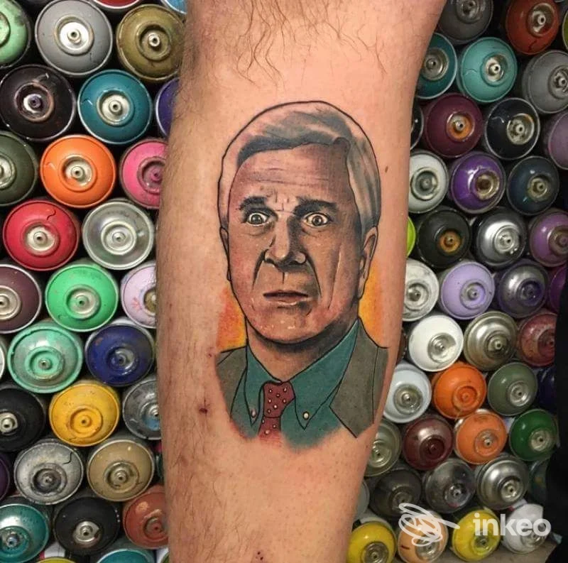 Tatuaggio ritratto realistico sul polpaccio, foto del lavoro di Kosta Dorika Tattoo ad Ancona.