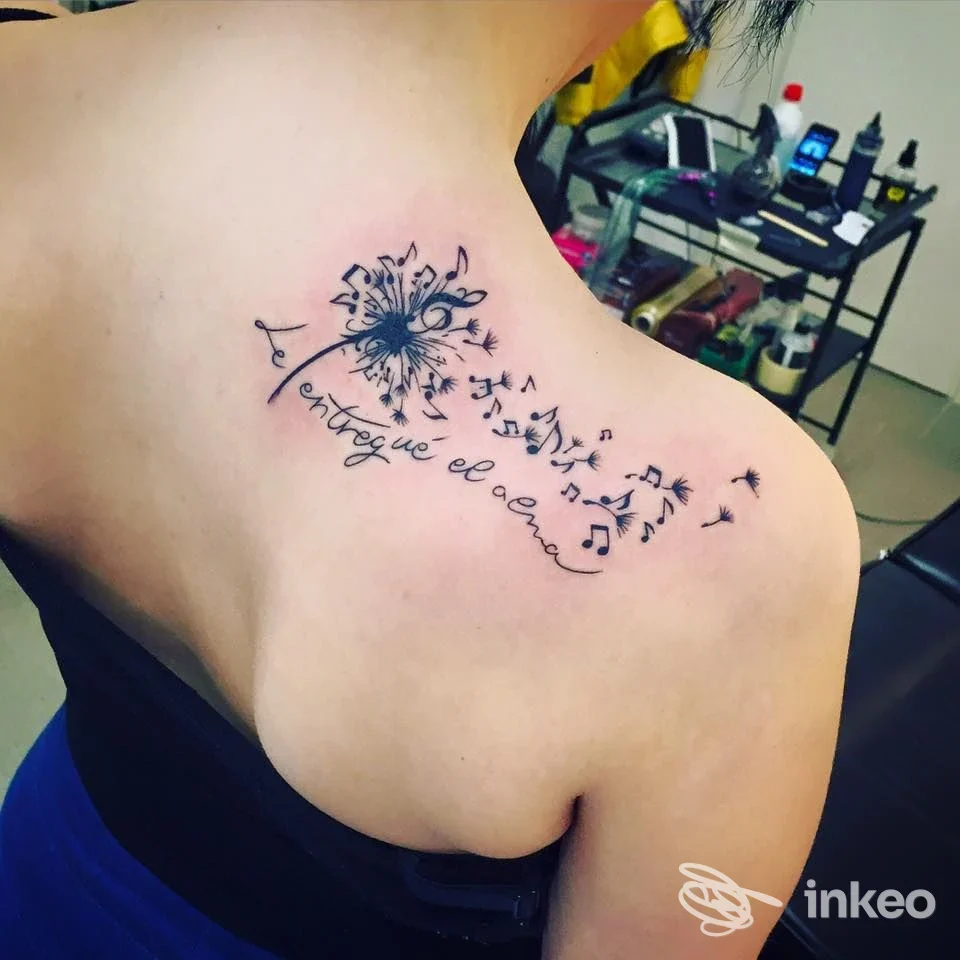 Tatuaggio calligrafico con note musicali sulla scapola destra, realizzato da Legionarius Tattoo Studio a Grottammare.