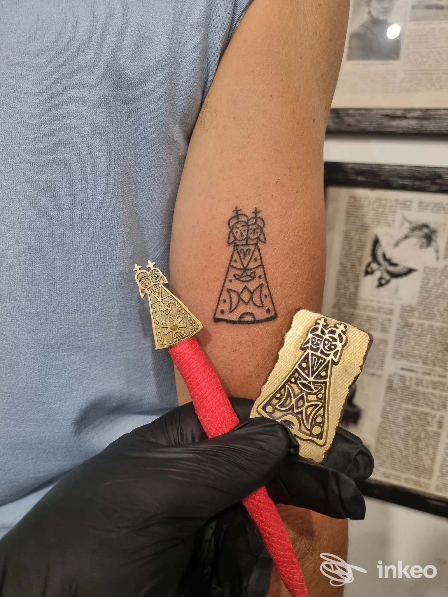 Tatuaggio a linee nere sull'avambraccio interno, immagine dallo studio Jona Tatuaggi Lauretani a Loreto.