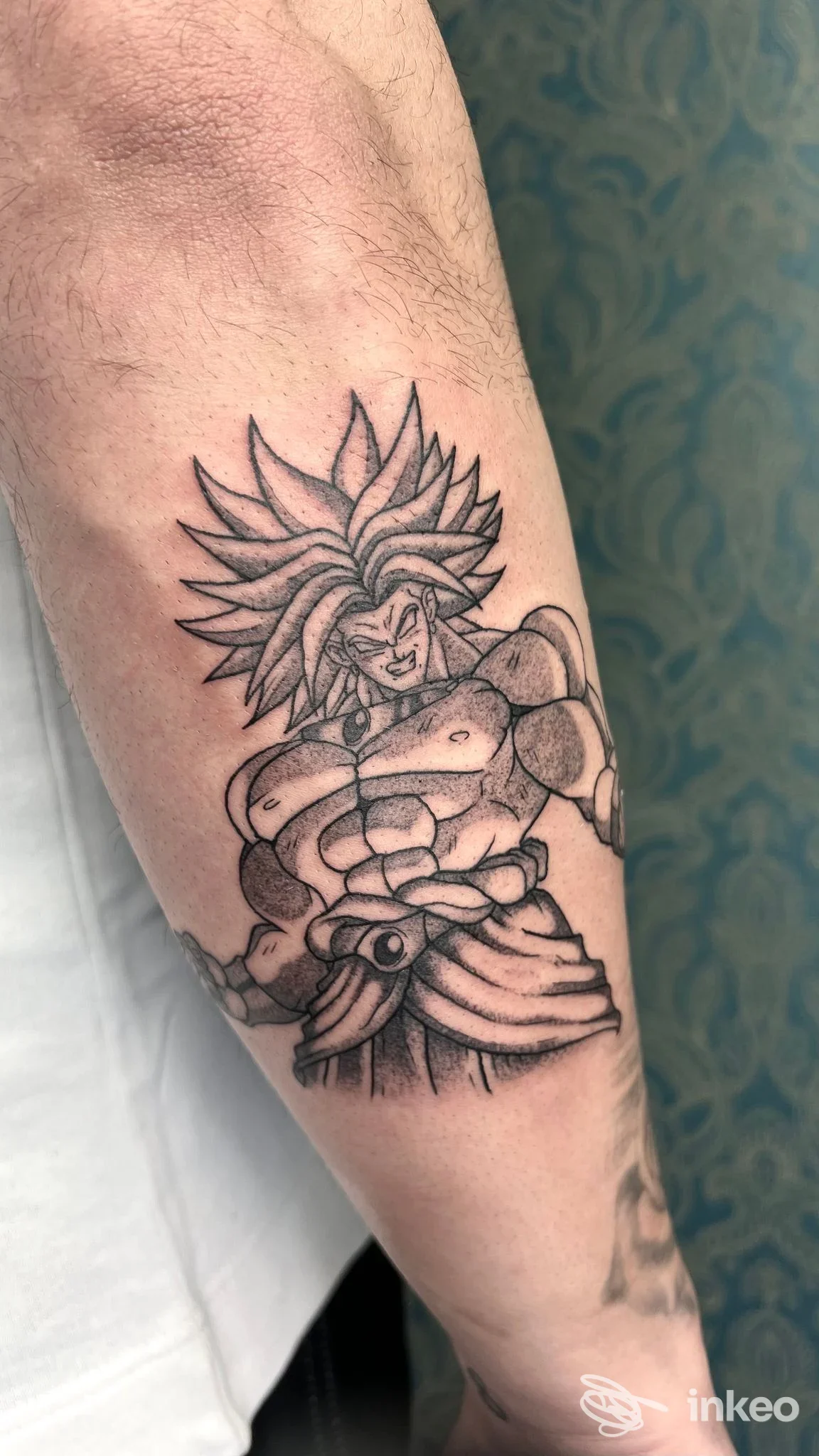 Tatuaggio in bianco e nero di personaggio manga sull'avambraccio, realizzato da Kali Tattoo Studio a San Benedetto del Tronto.