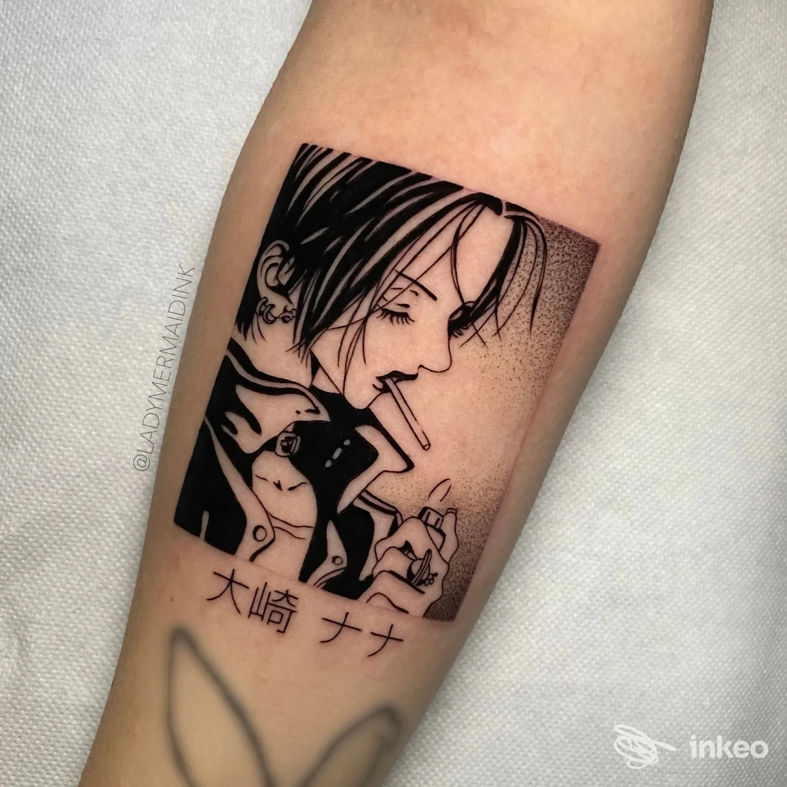 Tatuaggio in stile manga su avambraccio, ritratto fumante realizzato da Magical Ink Tattoo a Fabriano.