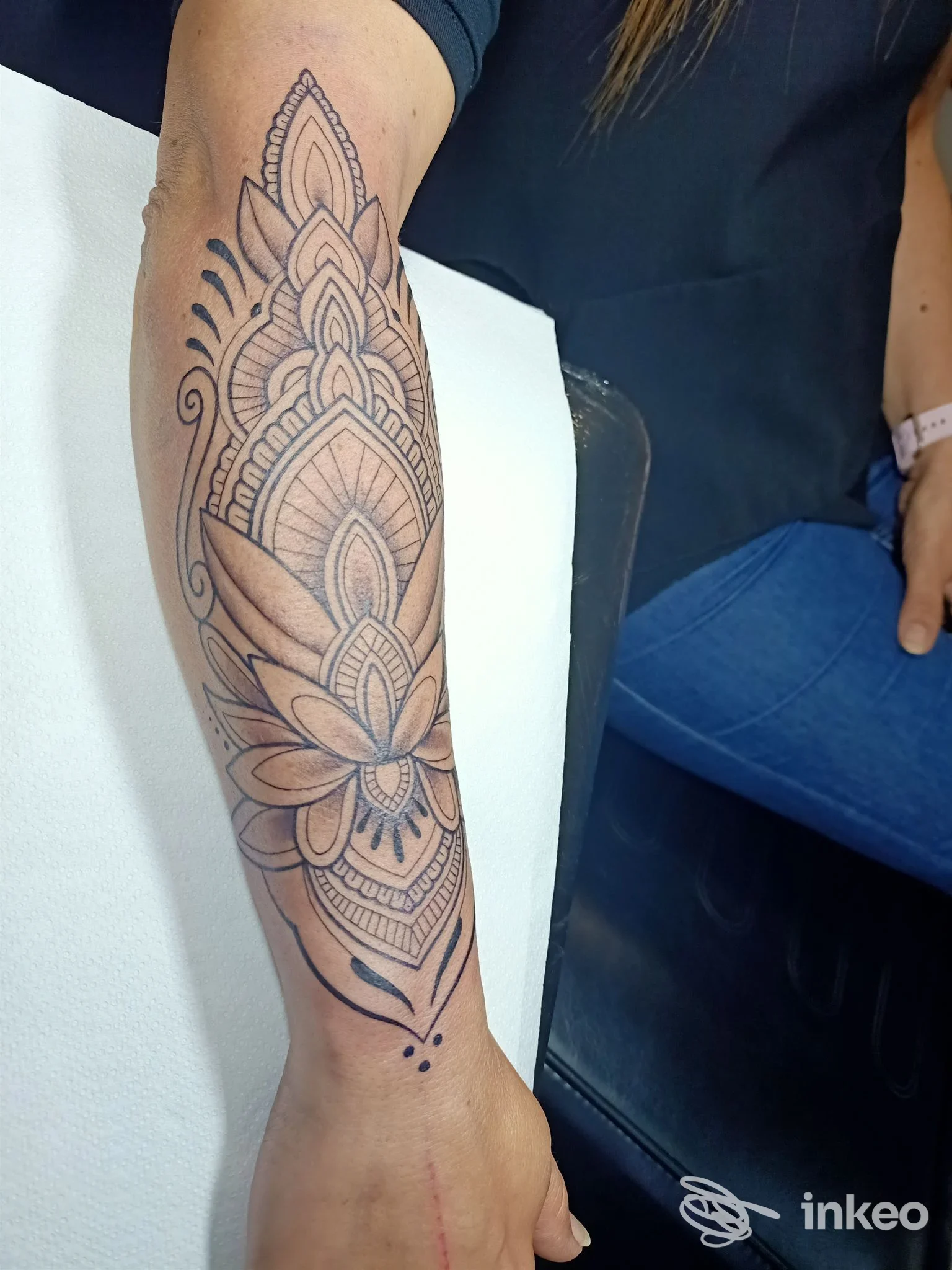 Tatuaggio ornamentale in nero sull'avambraccio, foto inviata da Markonskin Tattoo a San Lorenzo In Campo, vista chiara del lavoro.