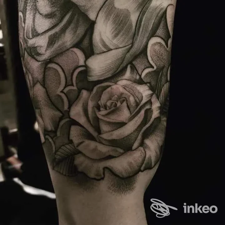Tatuaggio black & grey a rose sull'avambraccio, foto fornita da Markonskin Tattoo, San Lorenzo In Campo.