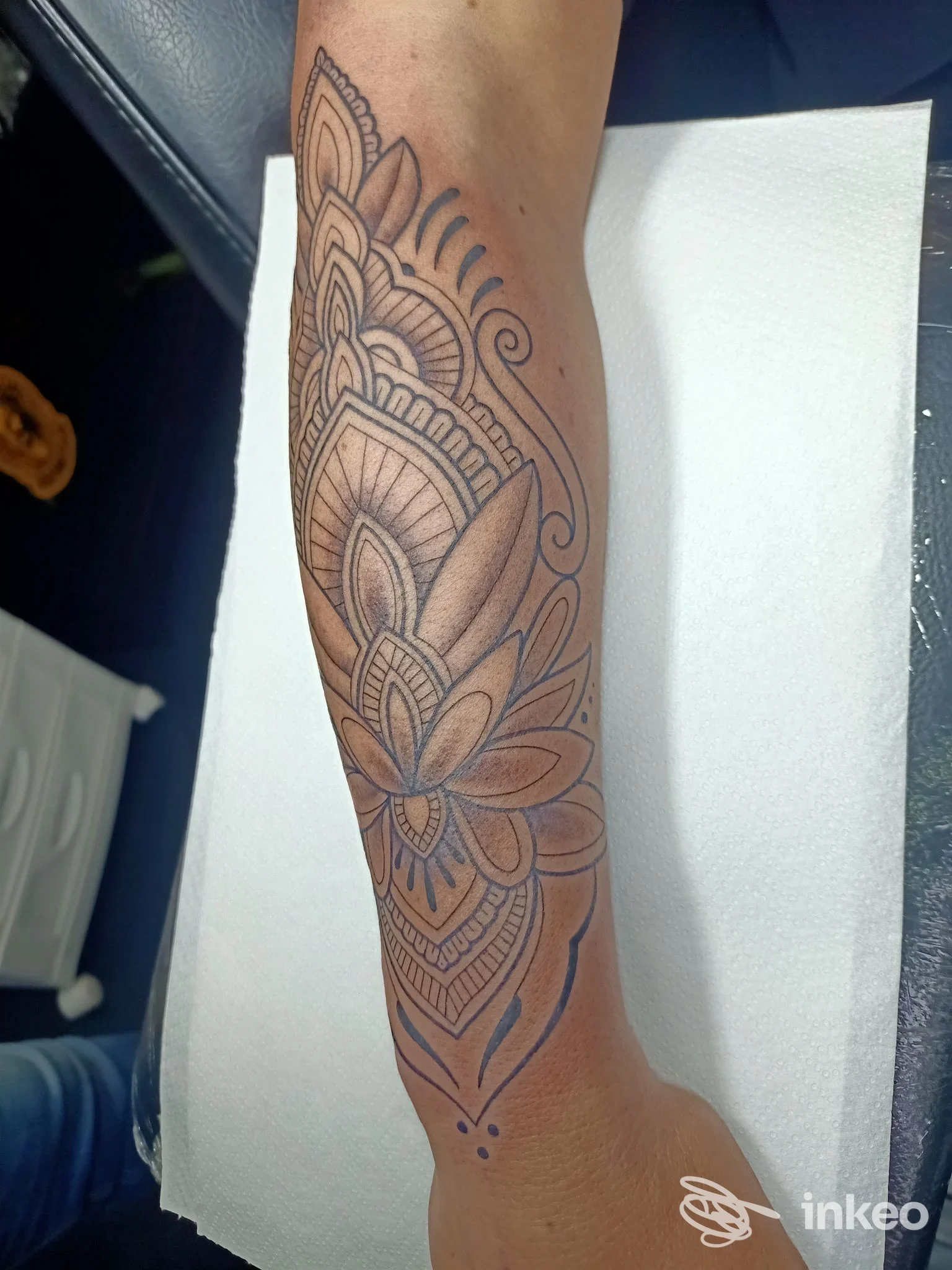 Tatuaggio ornamentale in bianco e nero sull'avambraccio, Markonskin Tattoo, San Lorenzo In Campo.