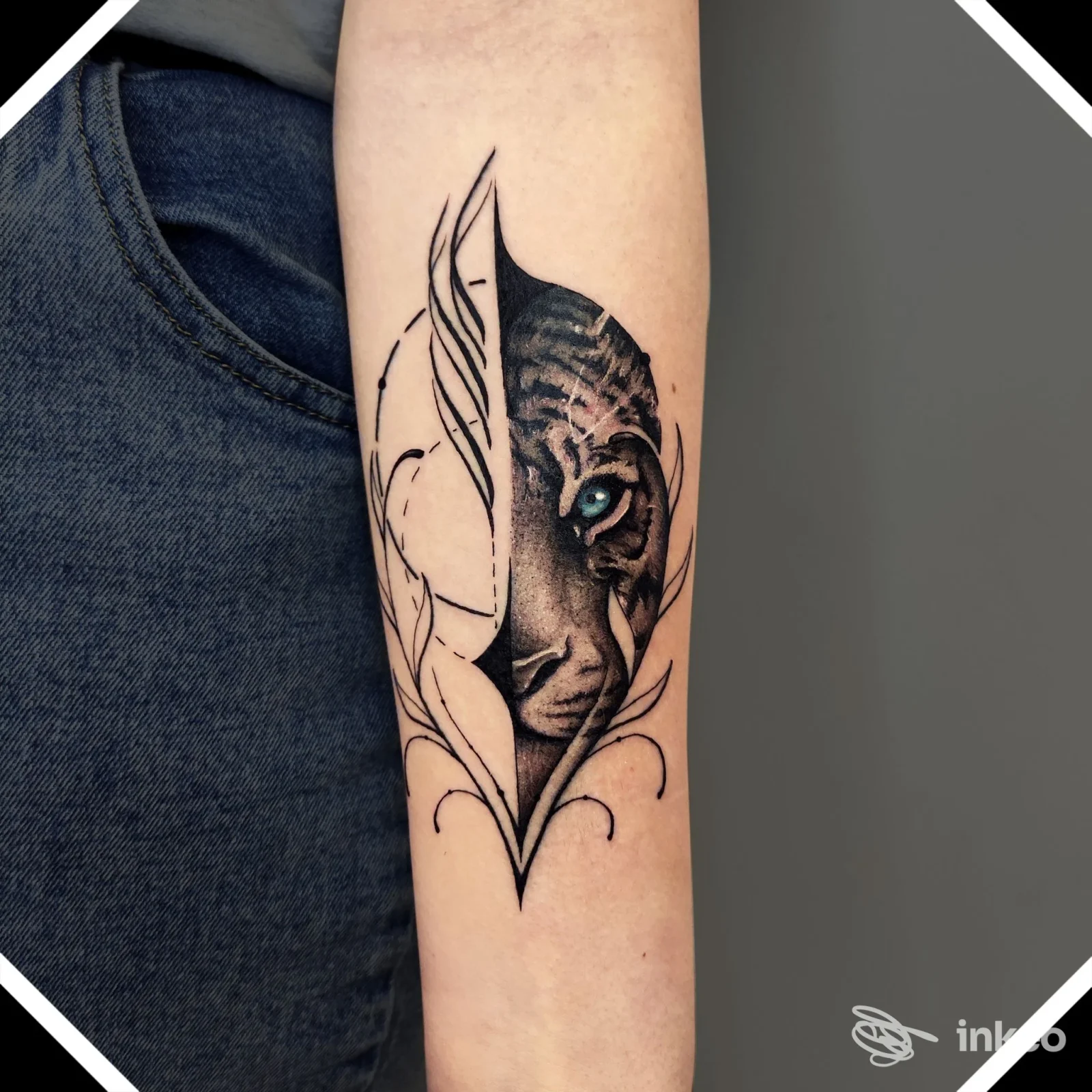 Tatuaggio su avambraccio: metà volto di tigre realistico con occhio turchese. Malasorte Tattoo Studio, Porto Sant'Elpidio.