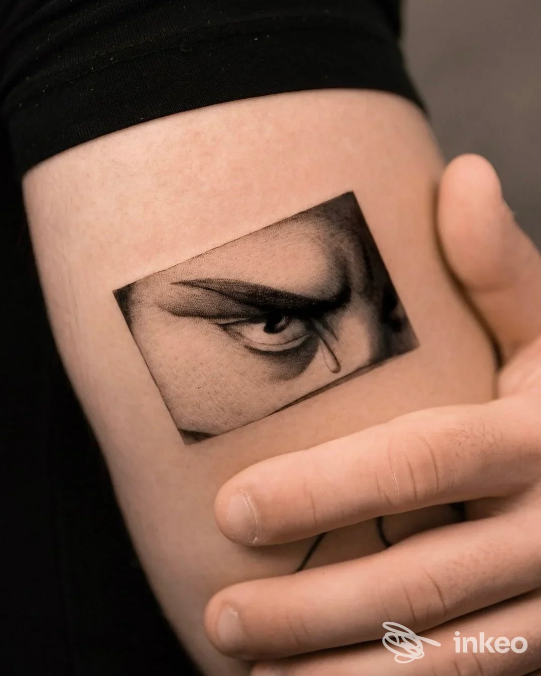Rettangolo tatuato con dettaglio di occhio in bianco e nero sull'interno braccio, realizzato da Marte tattoo planet a Tolentino.