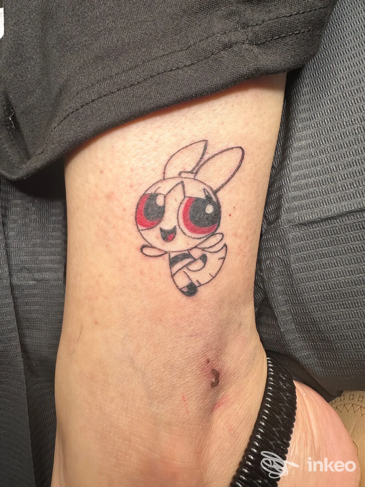 Tatuaggio in stile cartoon sulla caviglia, foto inviata da Meteora Tattoo Studio a Calcinelli che mostra il disegno colorato su pelle reale.