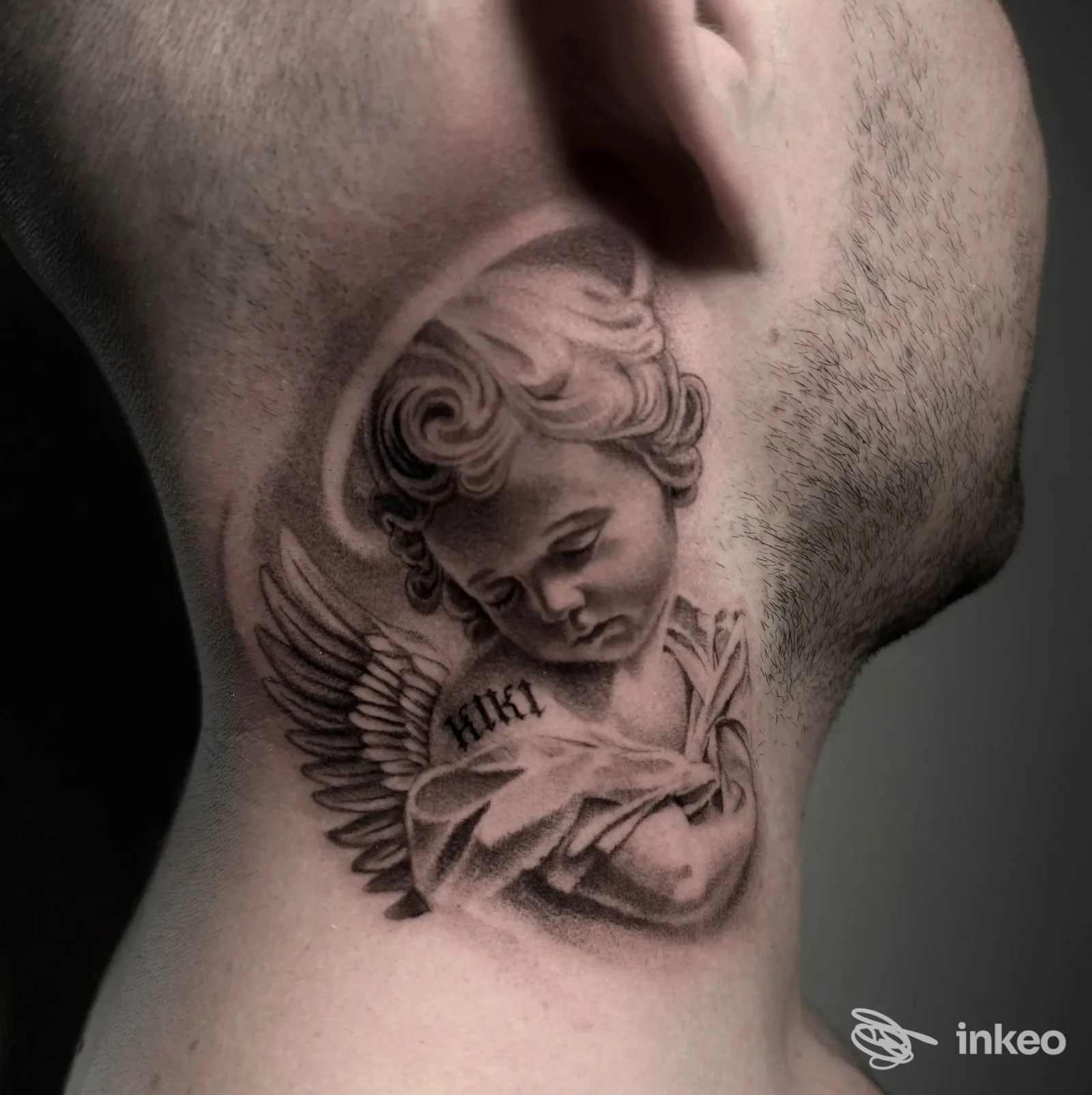 Tatuaggio realistico di un angelo sul lato del collo, foto studio NEST Tattoo Atelier, Piediripa.