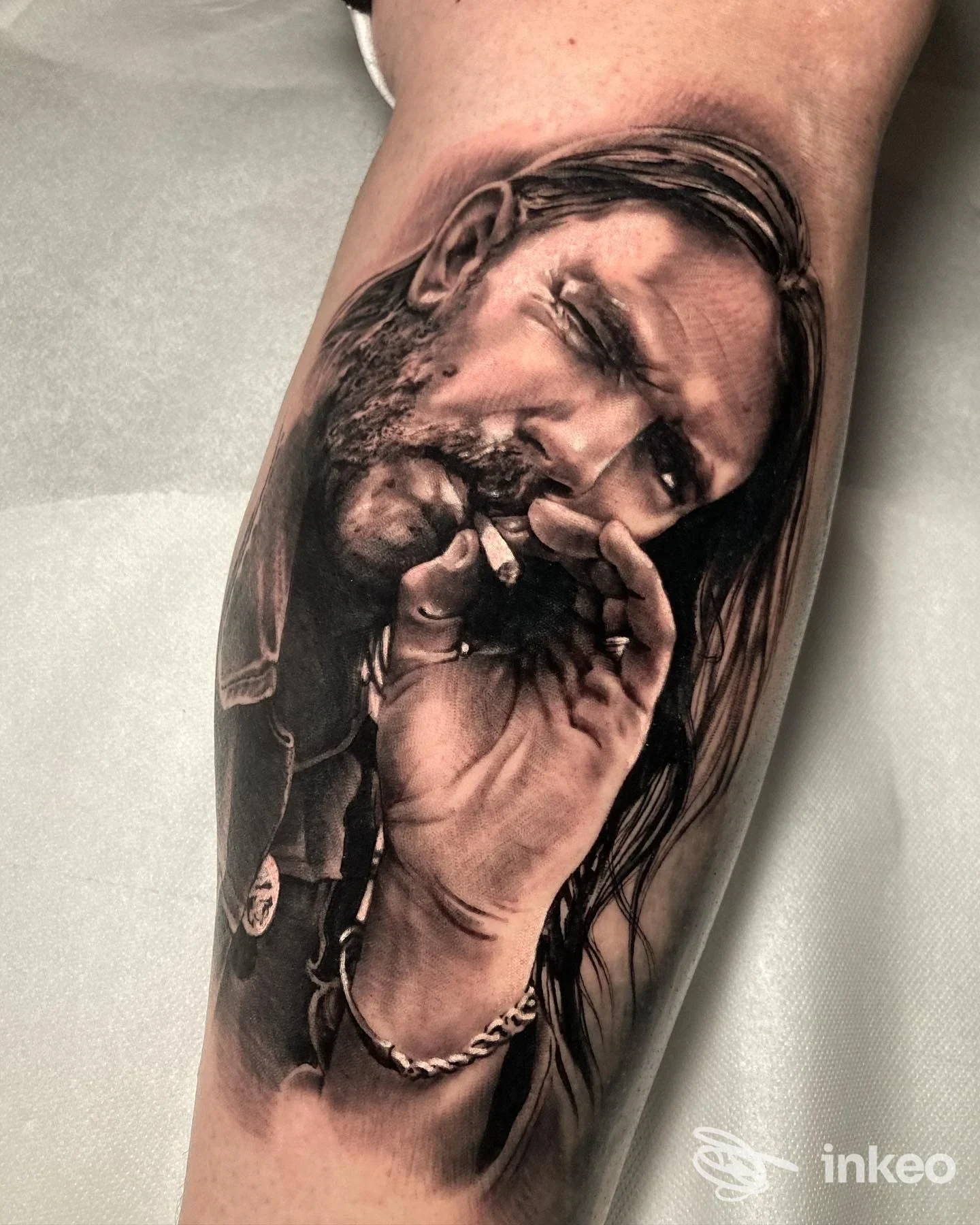 Tatuaggio fotorealistico in bianco e nero su avambraccio, ritratto di uomo che fuma – Newen Tattoo Studio, Ancona.