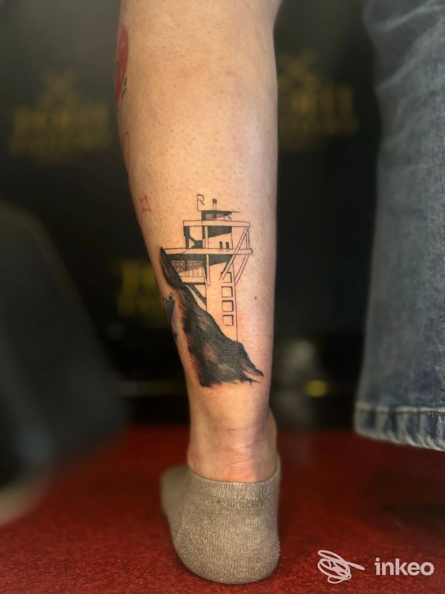 Tatuaggio in bianco e nero su polpaccio con struttura stilizzata, foto fornita da Nichi Flowers Tattoo Artist, Ancona.