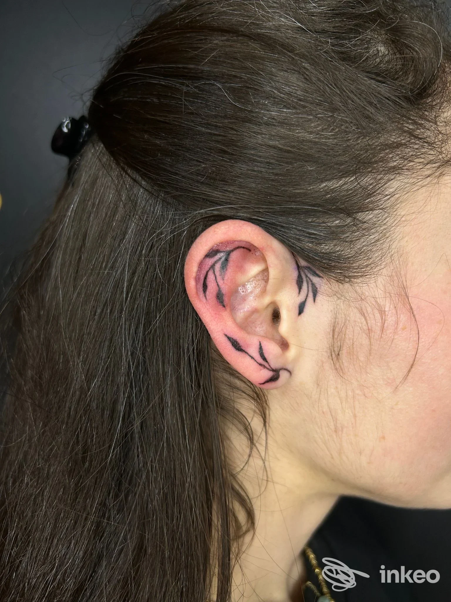 Tatuaggio a linee nere sull'orecchio destro, foto di lavoro realizzata da Nichi Flowers Tattoo Artist ad Ancona.
