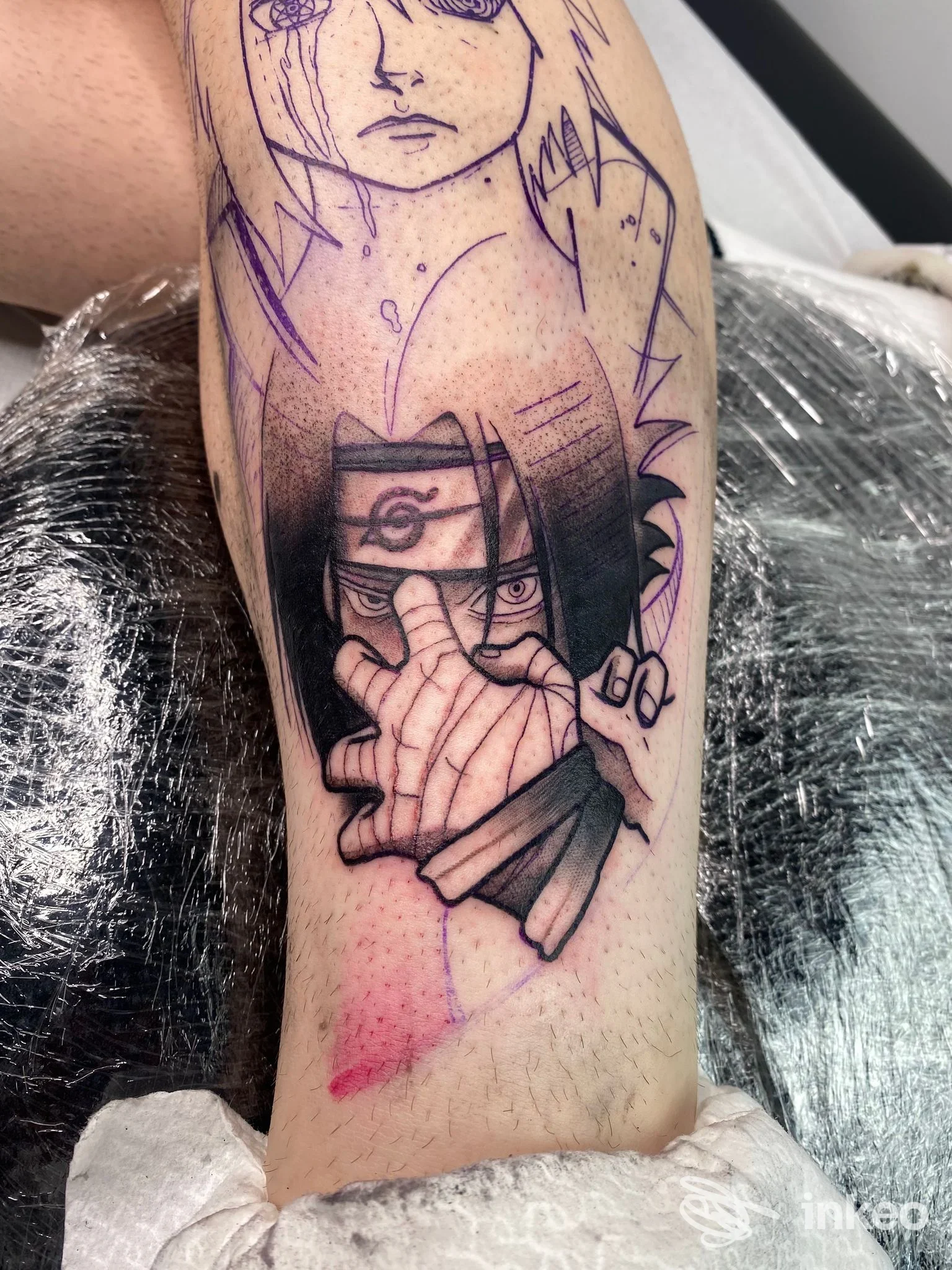 Tatuaggio su polpaccio con figure in stile anime, foto fornita da Ossidiana Tattoo studio a Colmurano.
