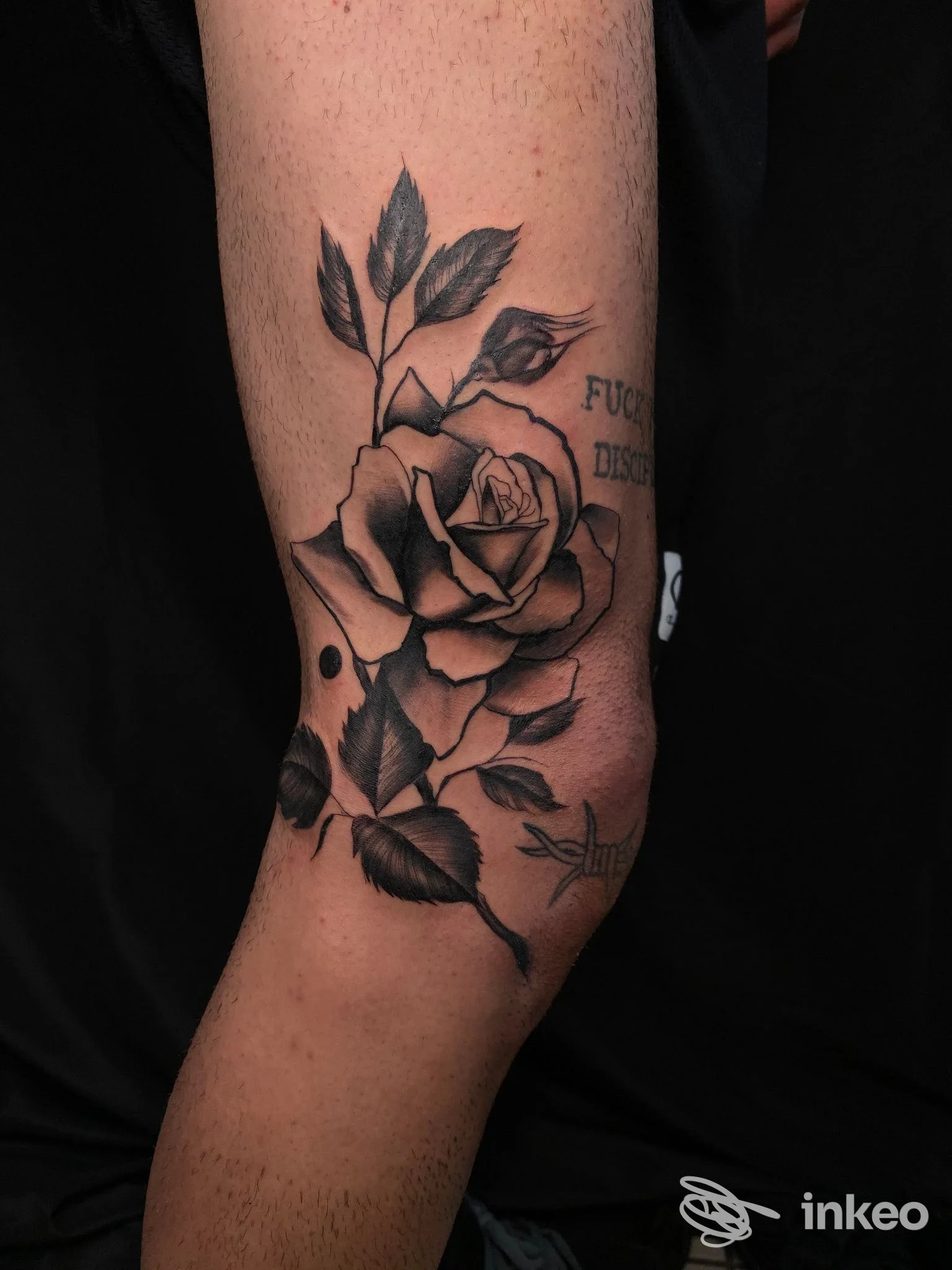 Tatuaggio di una rosa in bianco e nero sull'avambraccio, foto fornita da Ossidiana Tattoo studio, Colmurano.